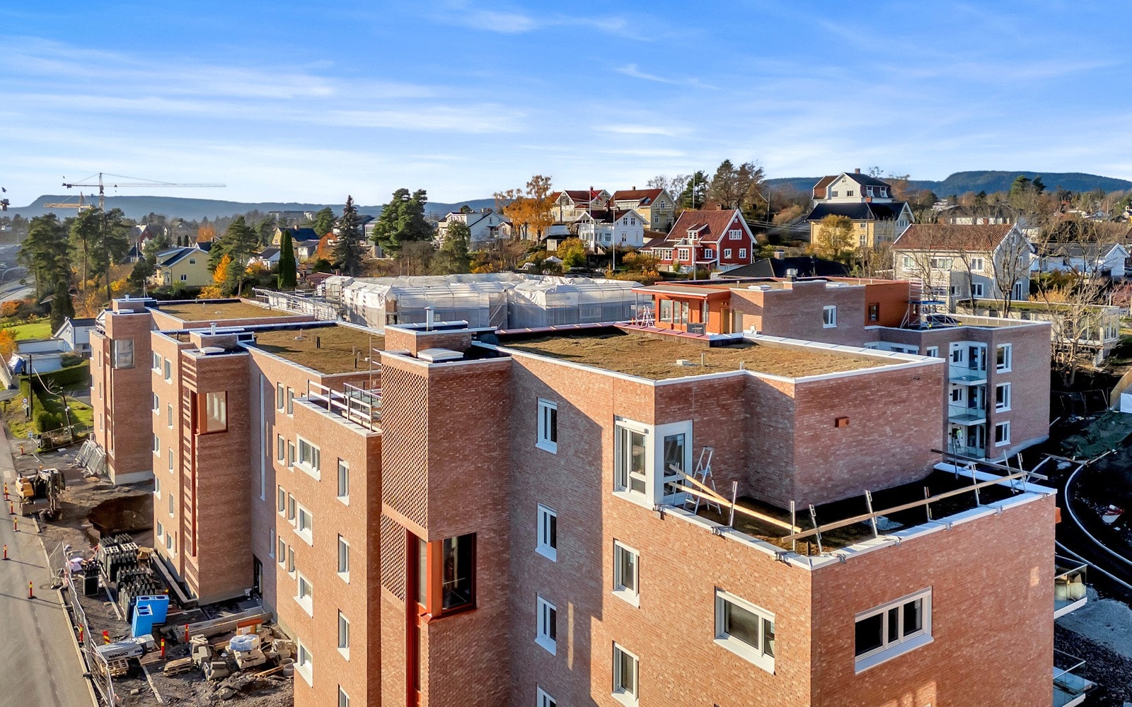 Nedkjøringen til garasjeanlegget er plassert mellom bygg B (Gnisten) og D (Støperiet), til venstre i bildet. Galleribilde