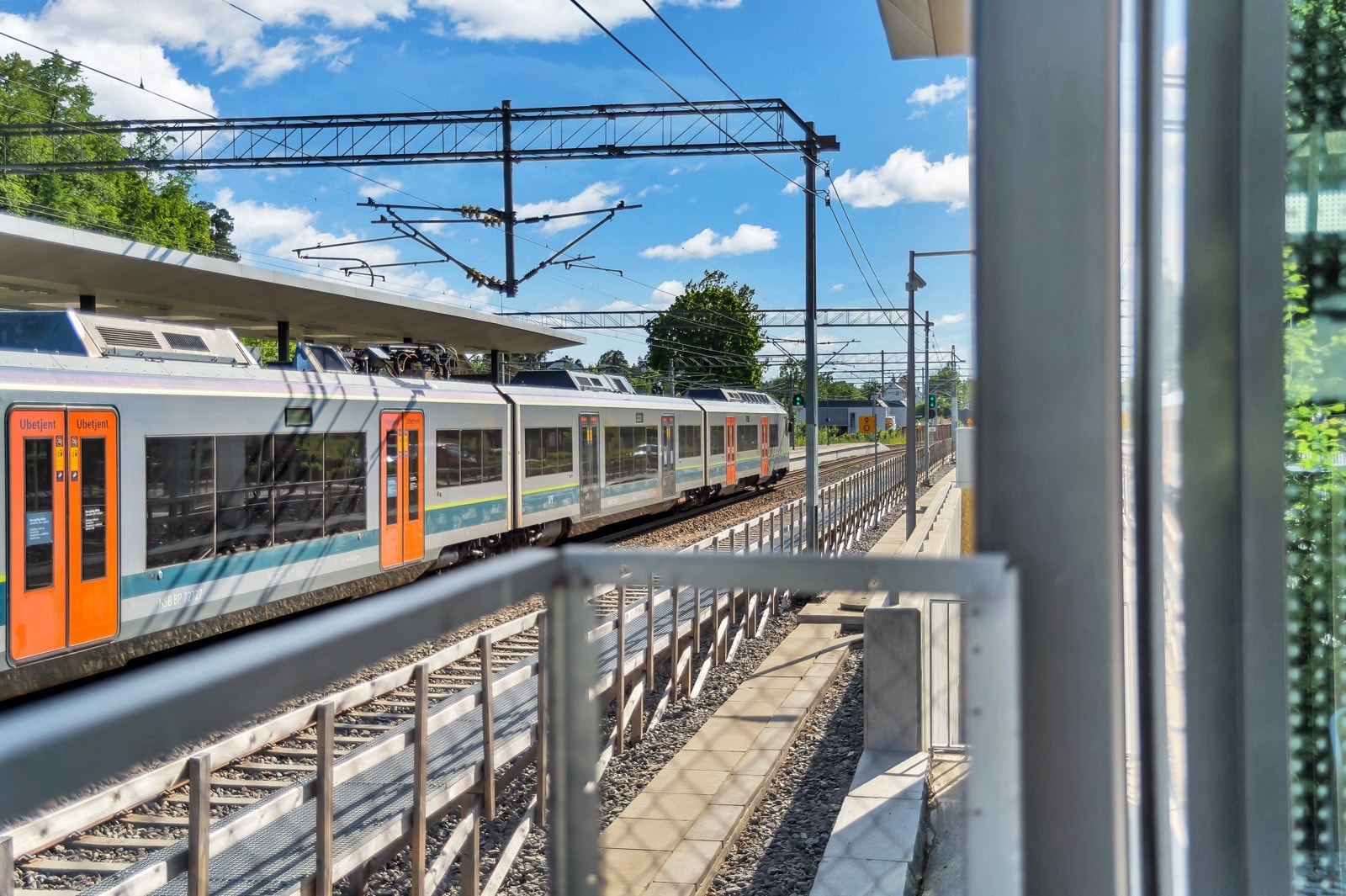 Eksempelvis tar det kun 13 minutter med tog til Oslo S med overganger til de fleste tog. Galleribilde