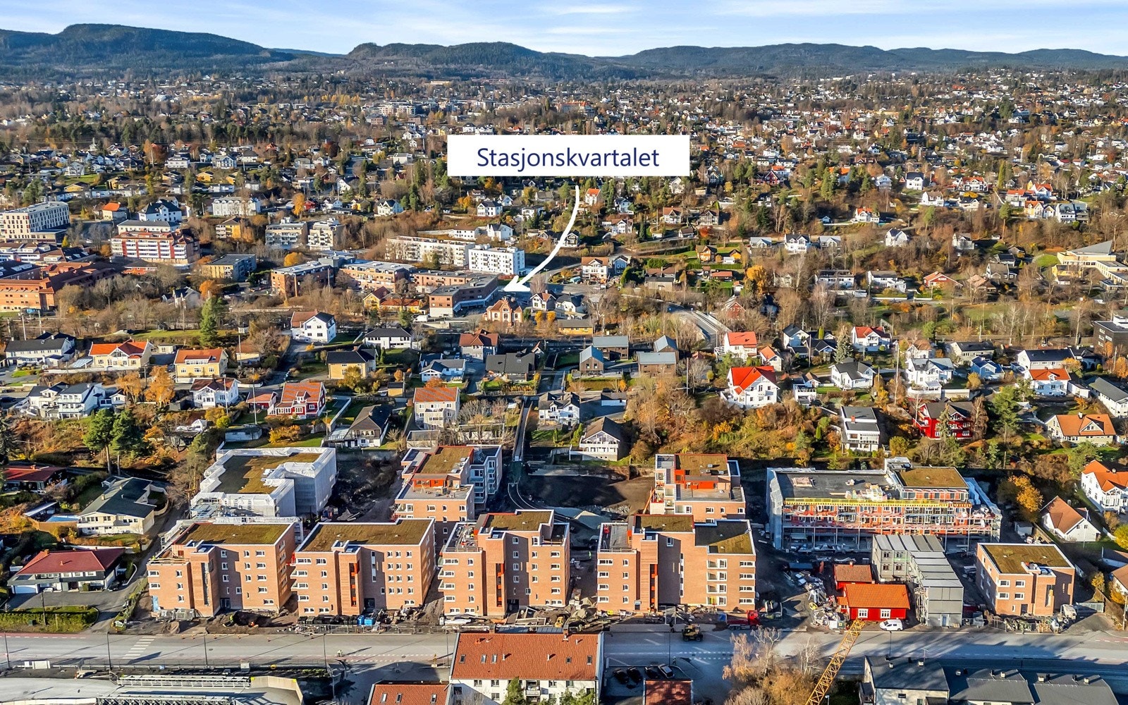 Beliggenheten gir kort avstand til Stabekk sentrum som bl.a. frister med et mangfoldig utvalg av butikker, servicefasiliteter, samt enkel tilgang til offentlig transport via buss og tog. Galleribilde