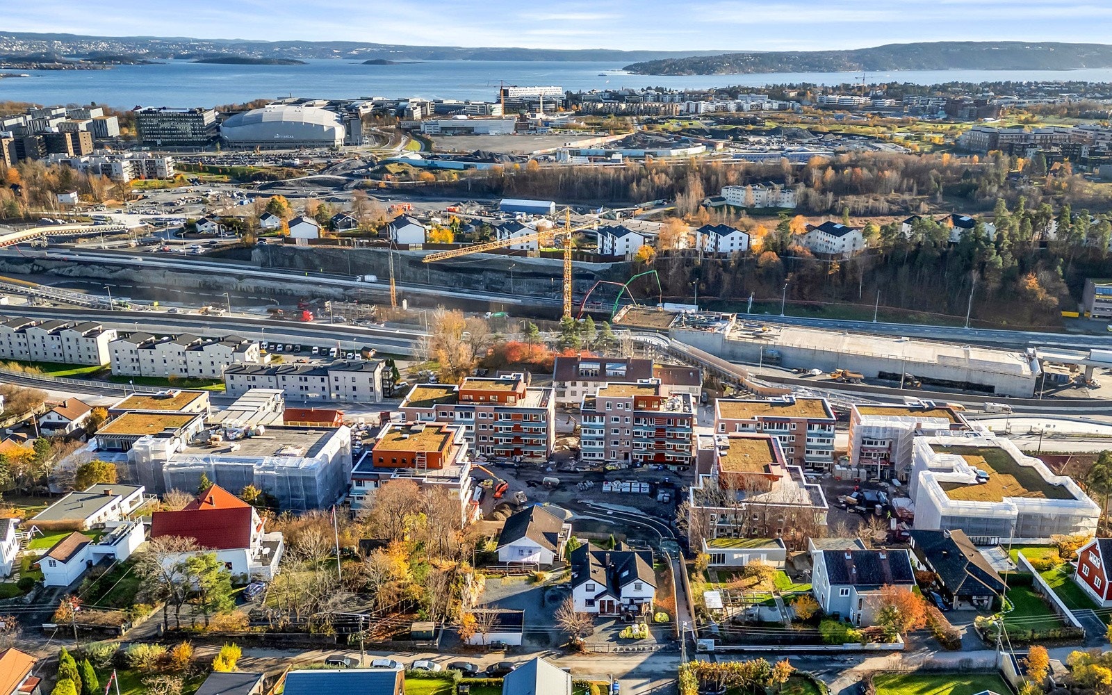 Byggingen av E18 er i gang. Her vil det etableres et lokk over trafikken med grøntområder og avkjøringer til Stabekk og Fornebu. (Samtlige dronebilder er tatt oktober 2024). Galleribilde