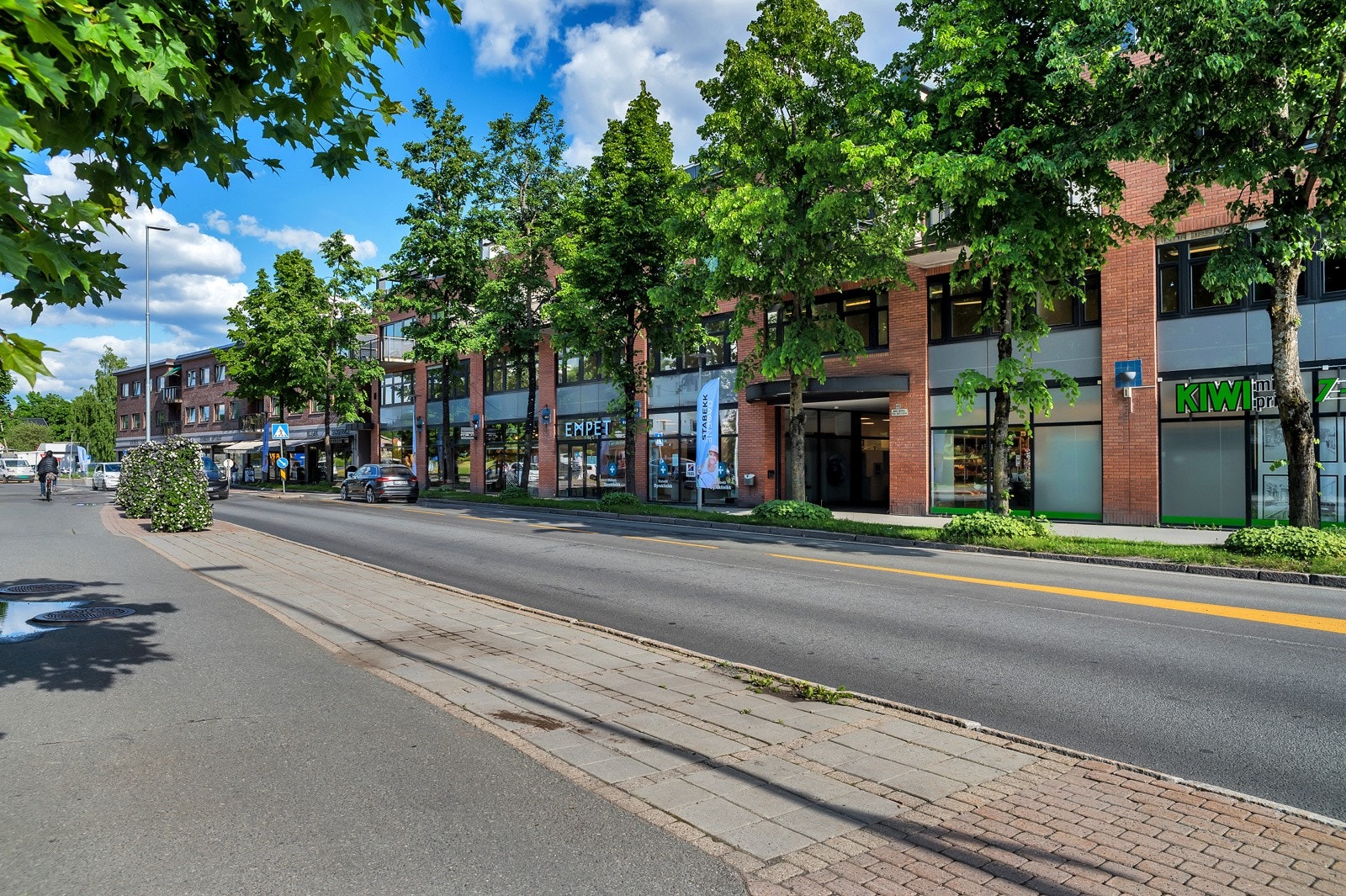 Stasjonen har også en stor dagligvarebutikk med parkeringsmuligheter. Galleribilde