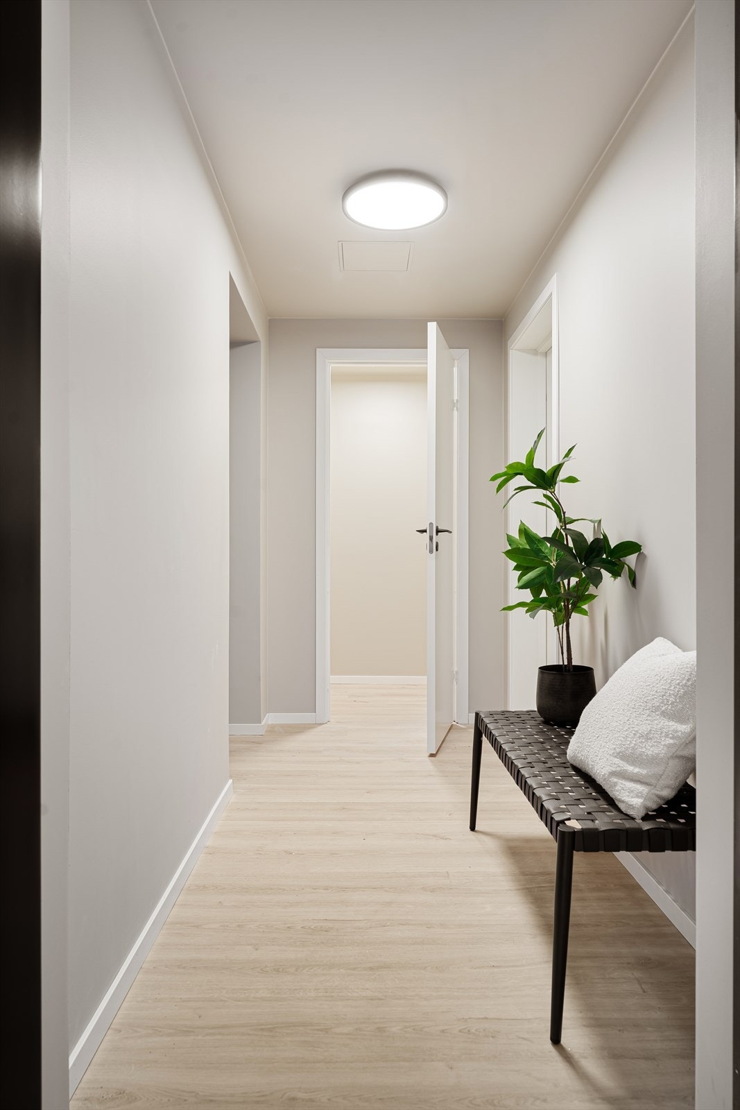 Vegger og tak er malt i tidsriktige farger, samt et lekkert en-stavs laminatgulv. Galleribilde