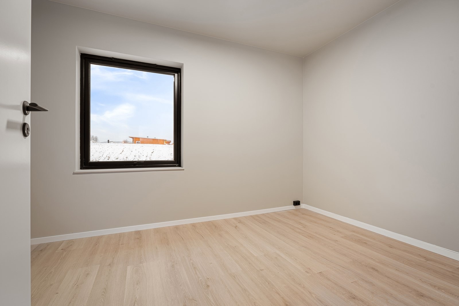 Soverom ved inngangsparti er på hele 9,2 kvm og har god plass til dobbelseng og garderobe om ønskelig. Galleribilde