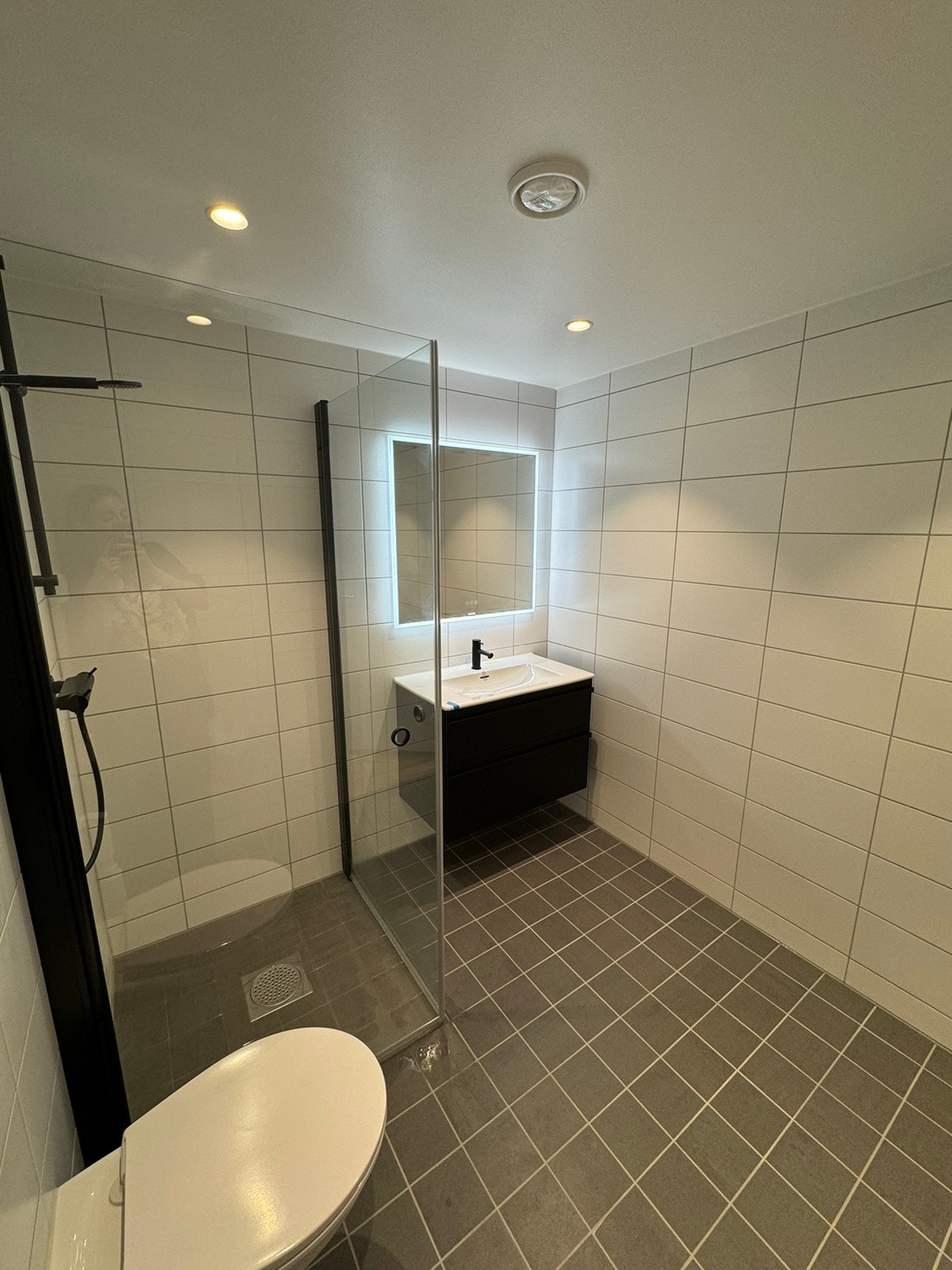 Moderne bad med svarte og hvite detaljer. Galleribilde