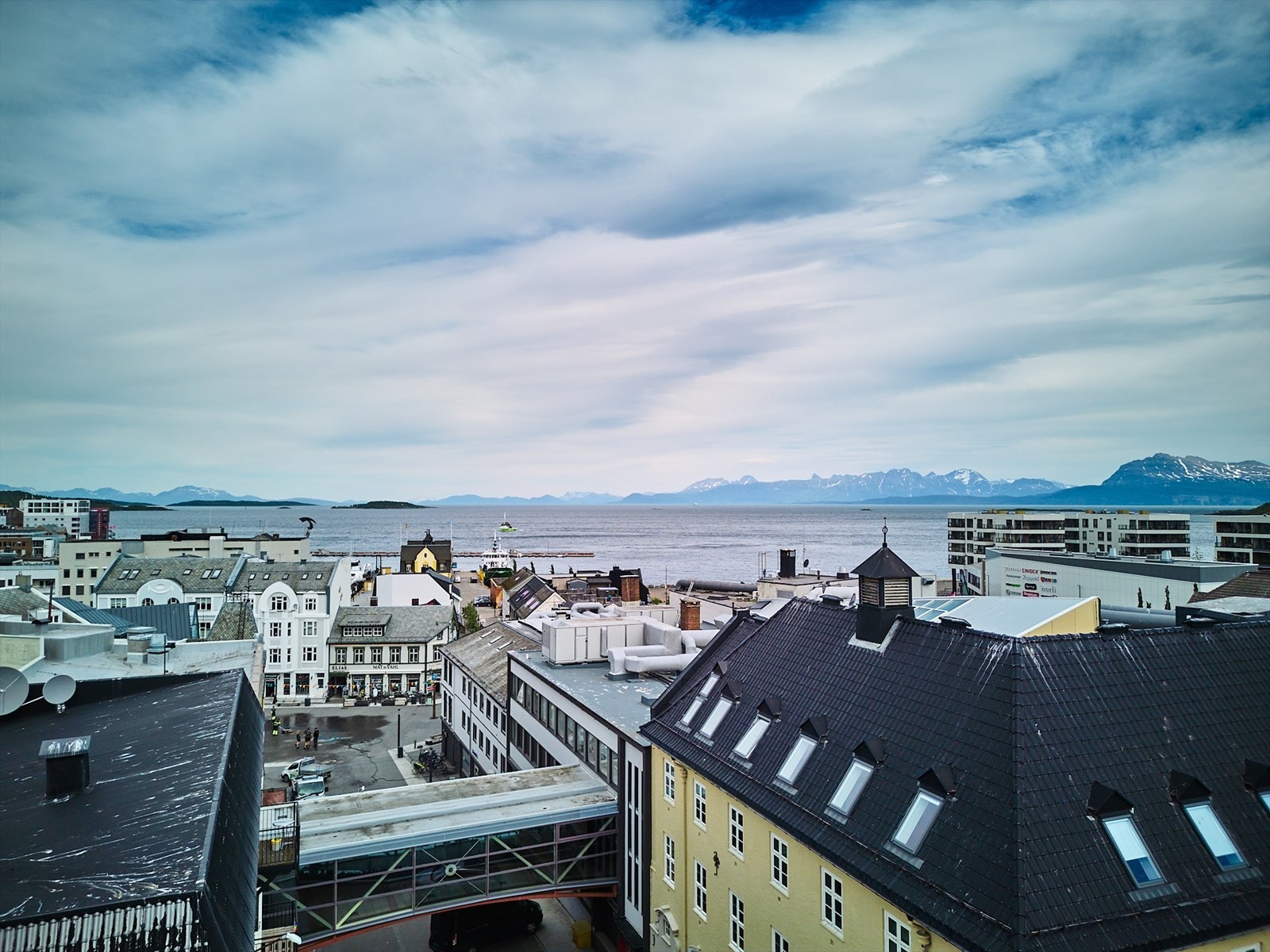 Utsikten mot nord fra balkong mot torvet og bysenteret. Galleribilde