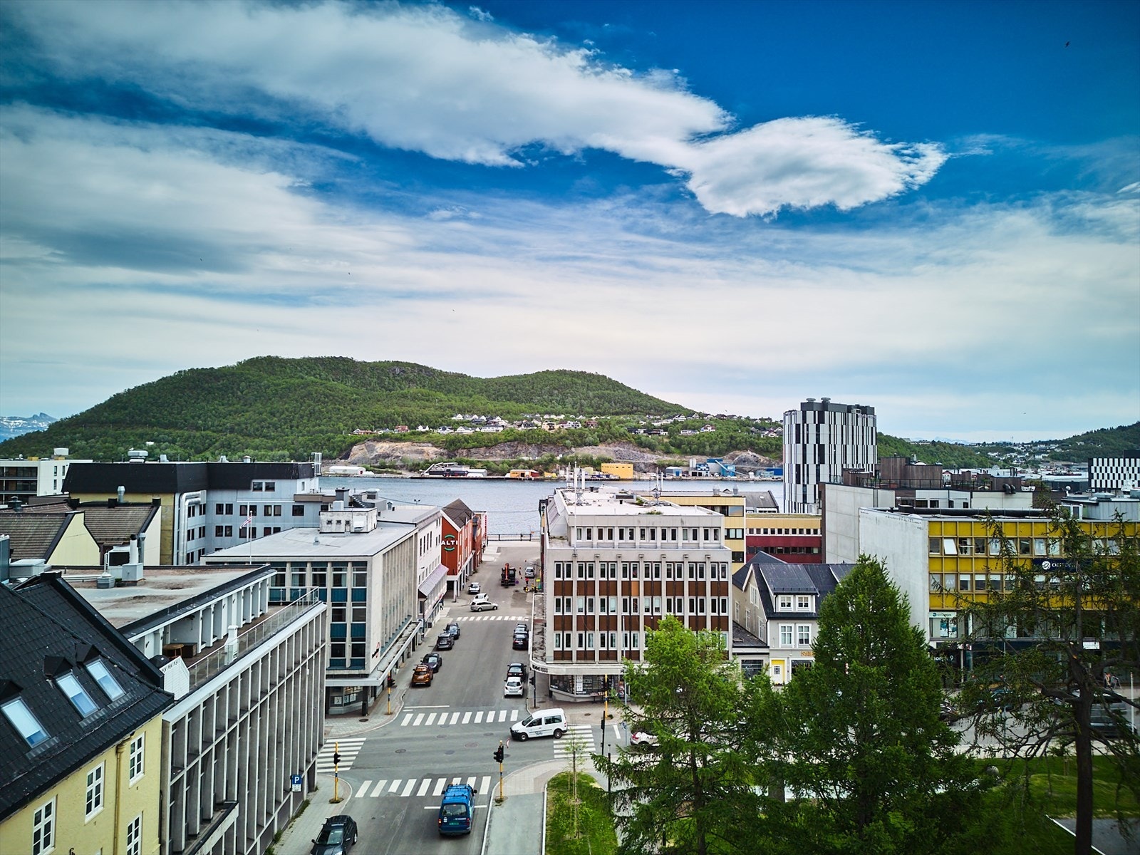 Utsikt fra stua og balkongen mot parken og havna. Galleribilde