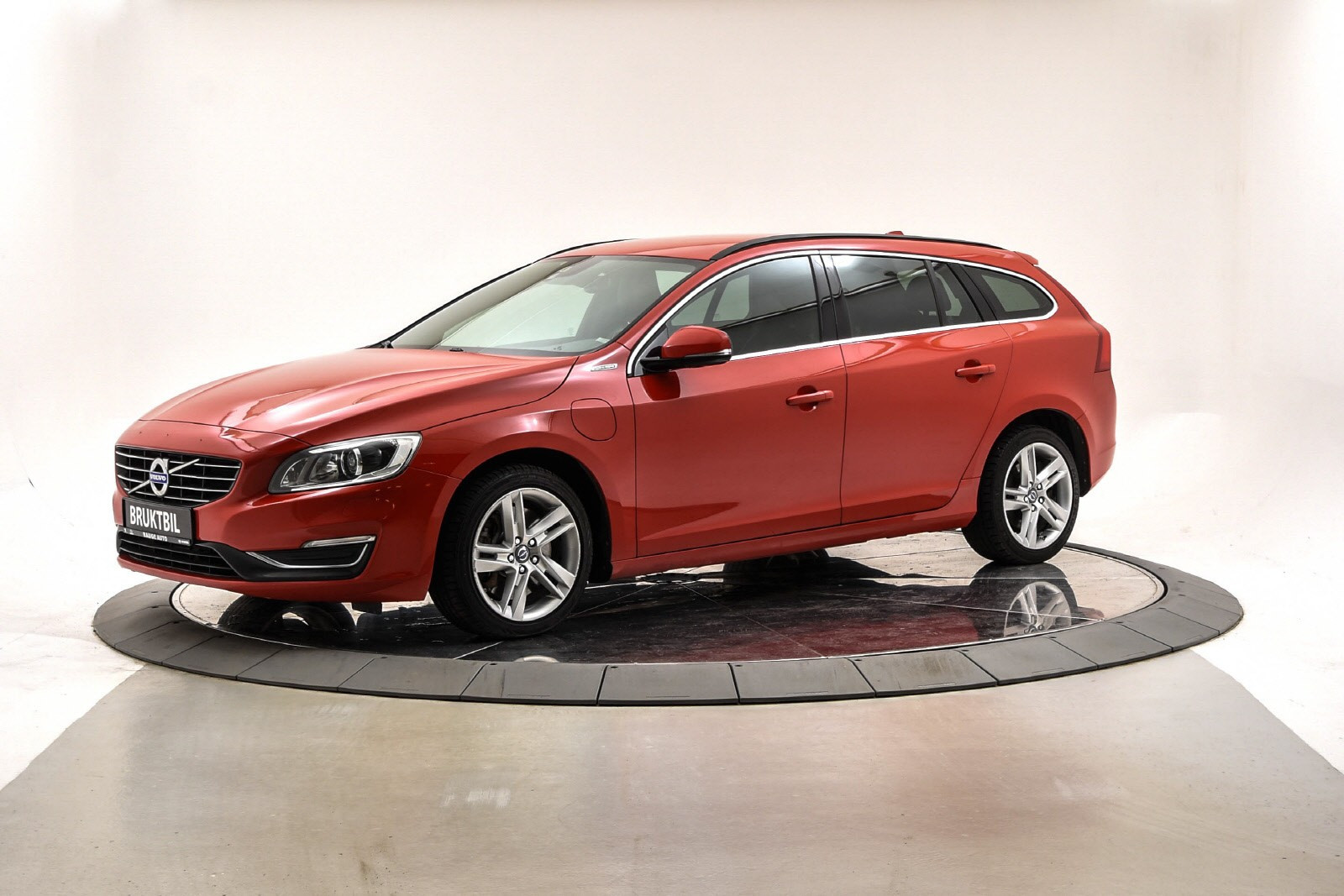 Volvo V60 D6 AWD Momentum Plug in Hybrid /REG.REIM /H.F / 283hk