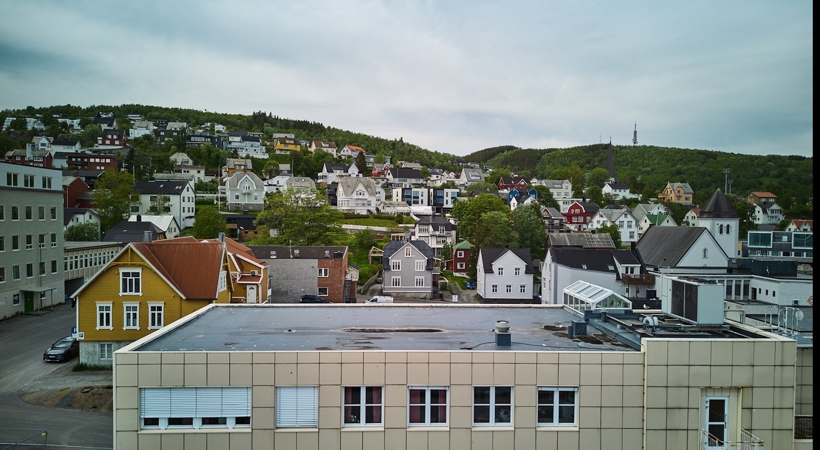 Fra den vestvendte balkongen blir det utsikt mot Harstadåsen og bebyggelsen over byen. Galleribilde