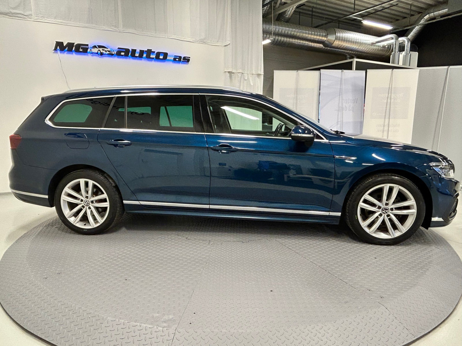 Volkswagen Passat 200HK 4MO*DSG*R-LINE*ADAP CRU*NAVI*KAMERA*WEBASTO*KROK 3