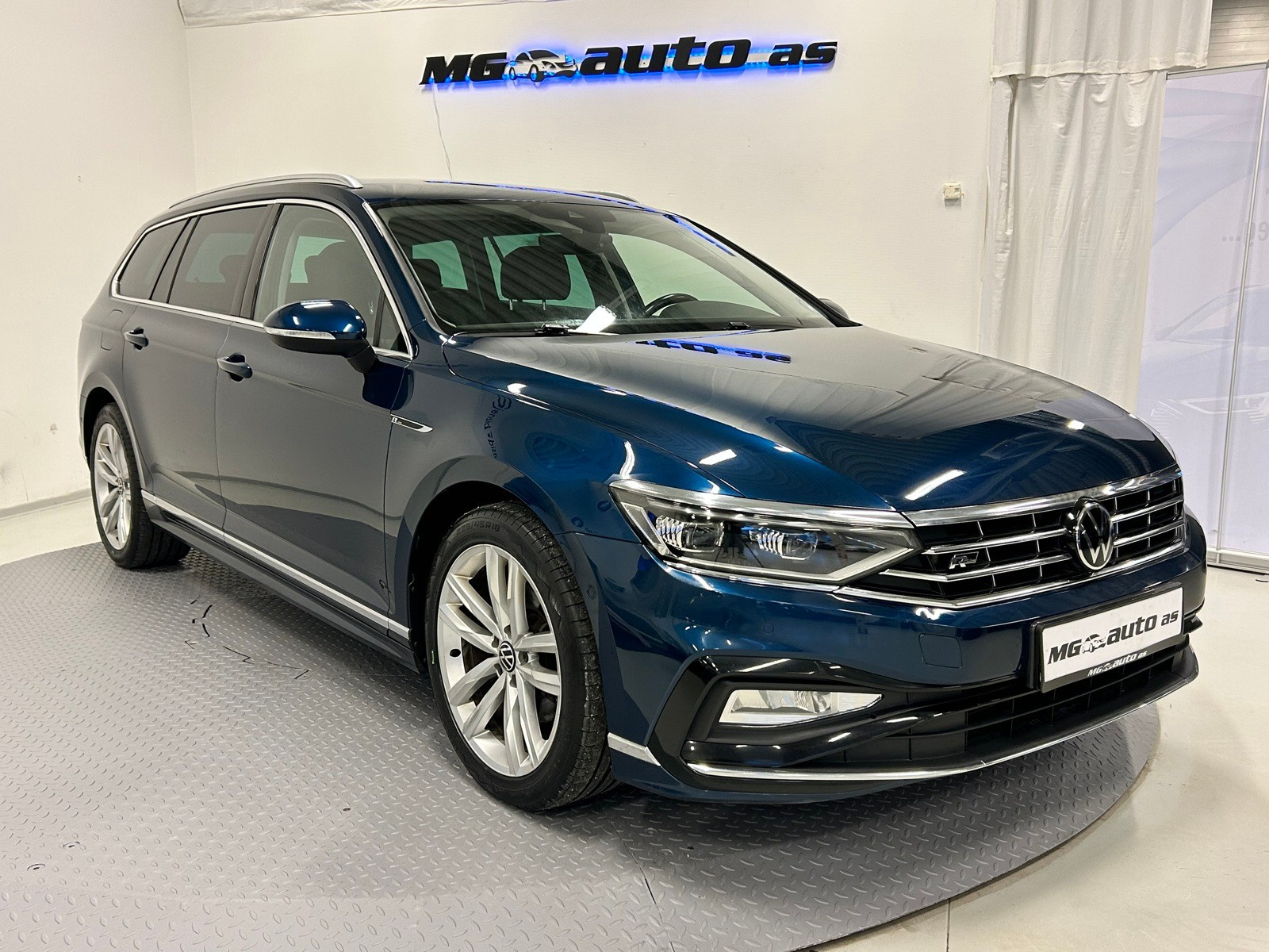 Volkswagen Passat 200HK 4MO*DSG*R-LINE*ADAP CRU*NAVI*KAMERA*WEBASTO*KROK 2