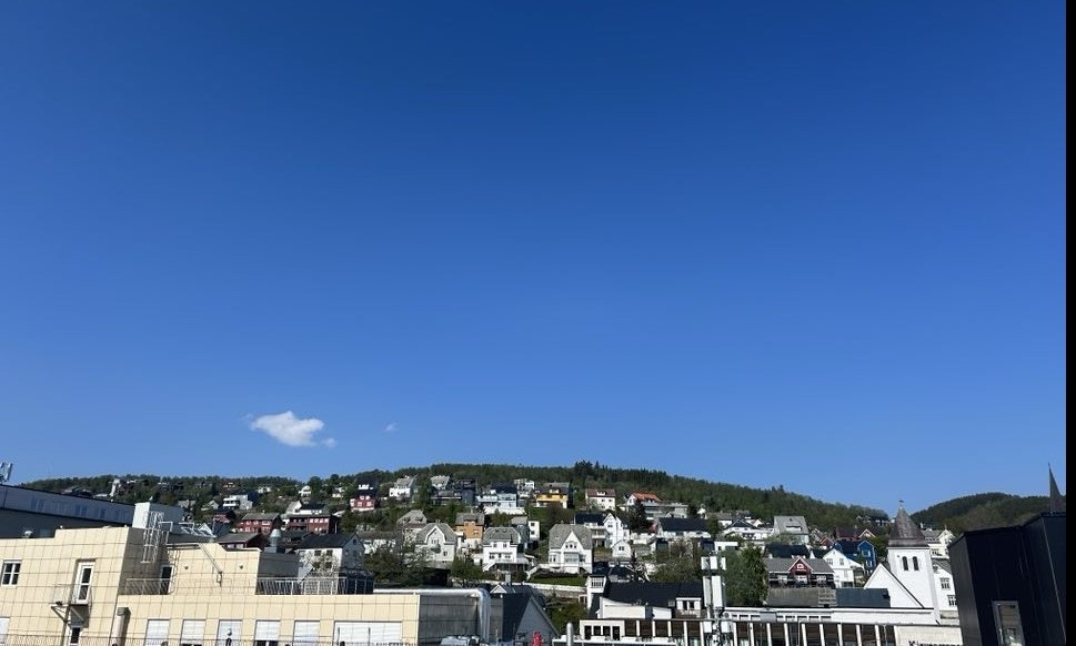 Utsikten fra balkongen i leilighet 24 mot Harstadåsen og kveldssolen i vest. Galleribilde