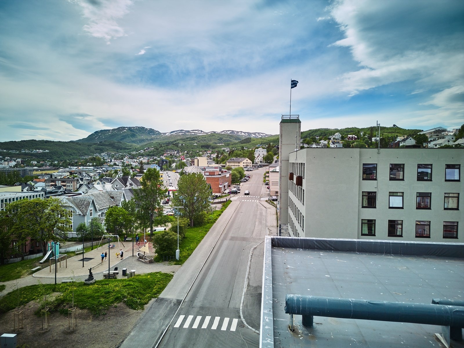 Fra den store balkongen på 18m2 ser du også sørover. Galleribilde