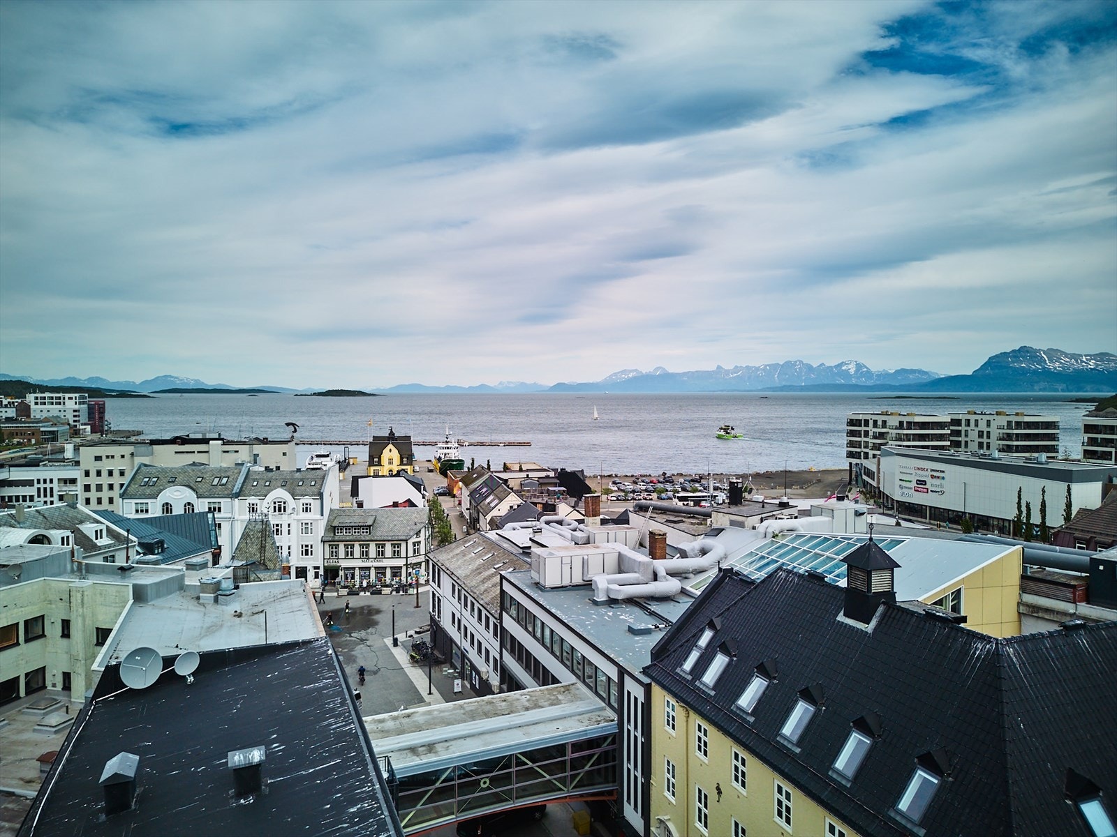 Du ser over hustakene i Harstad sentrum mot havet og helt til Senja, Rolløya..... Galleribilde