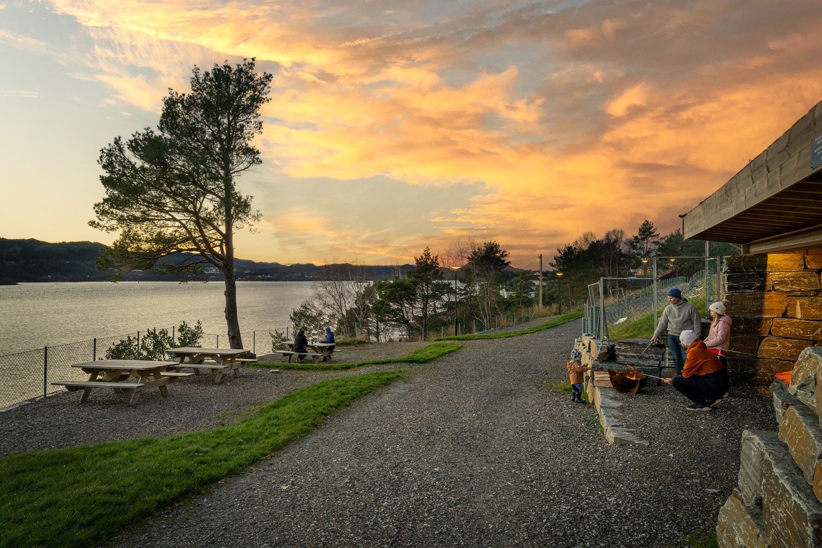 Her har du mange samlingspunkt med sittegrupper og gapahuk med belysning. Galleribilde