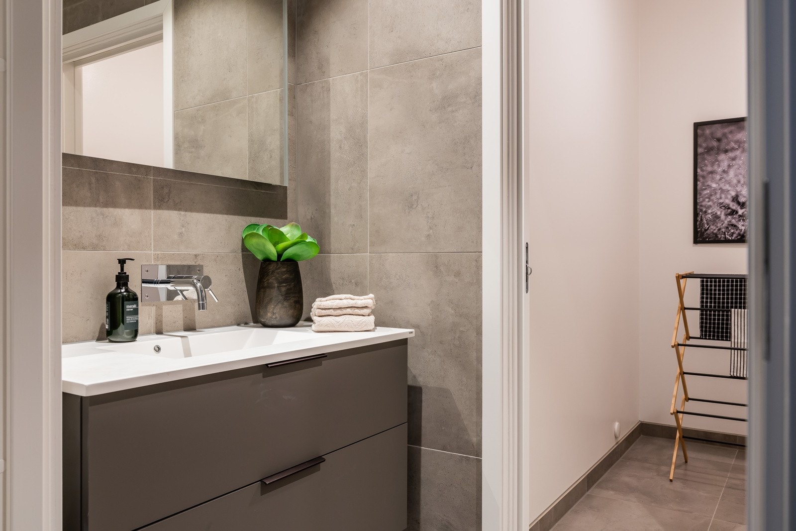 Vaskerom innenfor gjestetoalettet. Foto er fra leilighet 3004 som har lik standard og planløsning. Galleribilde