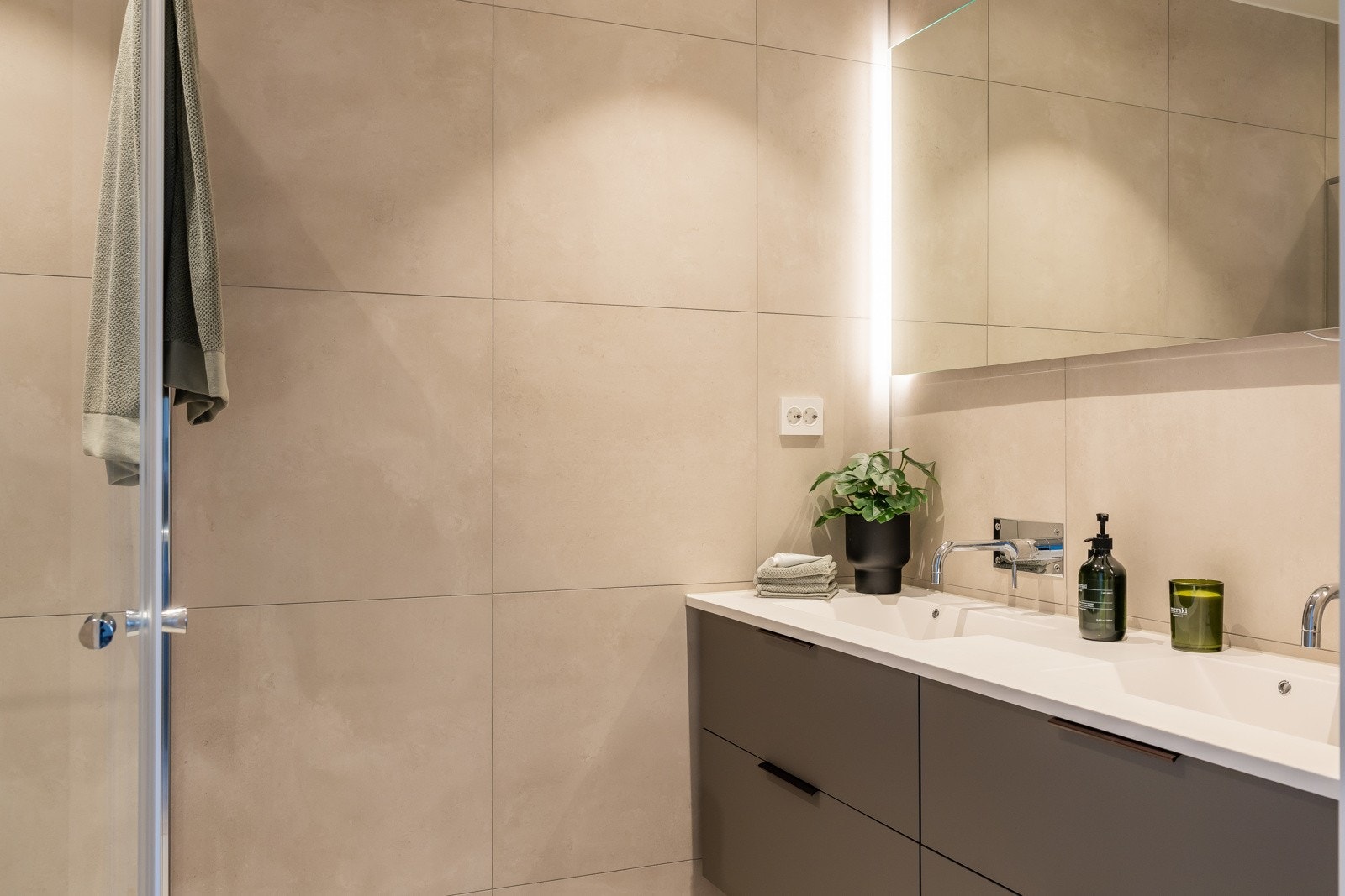 Badet til soverom 2. Her er det og dobbel servant. Foto er fra leilighet 3004 som har lik standard og planløsning. Galleribilde