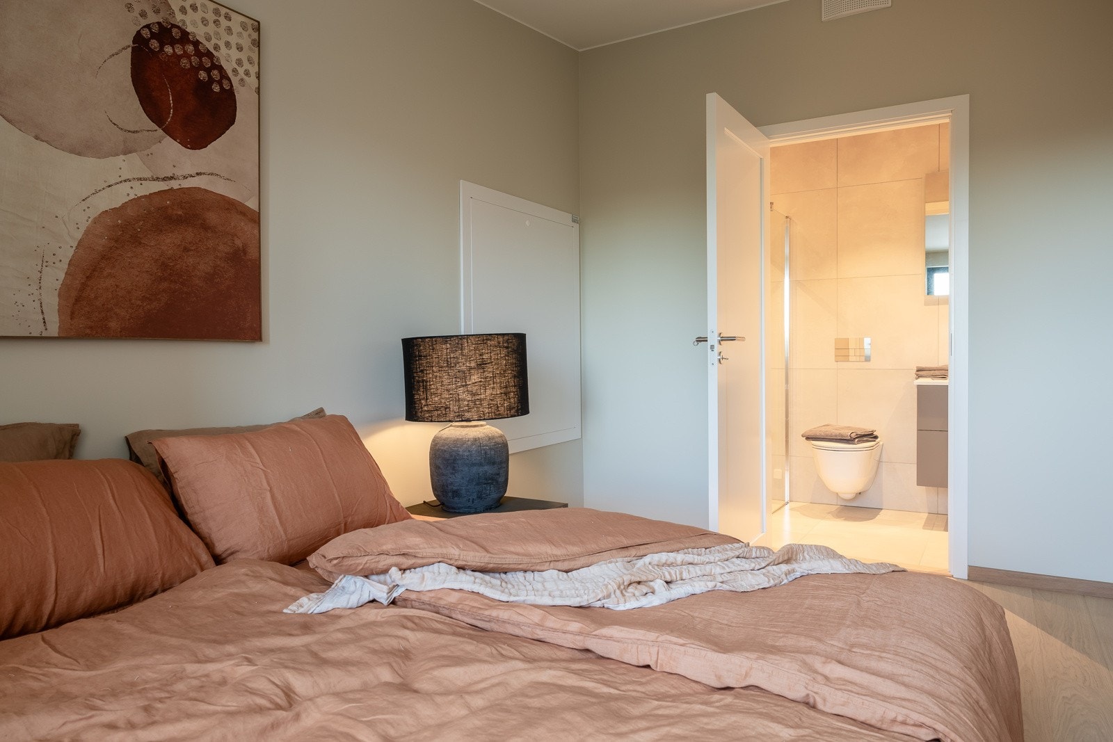 Soverom 1 har og eget bad. Foto er fra leilighet 3004 som har lik standard og planløsning. Galleribilde