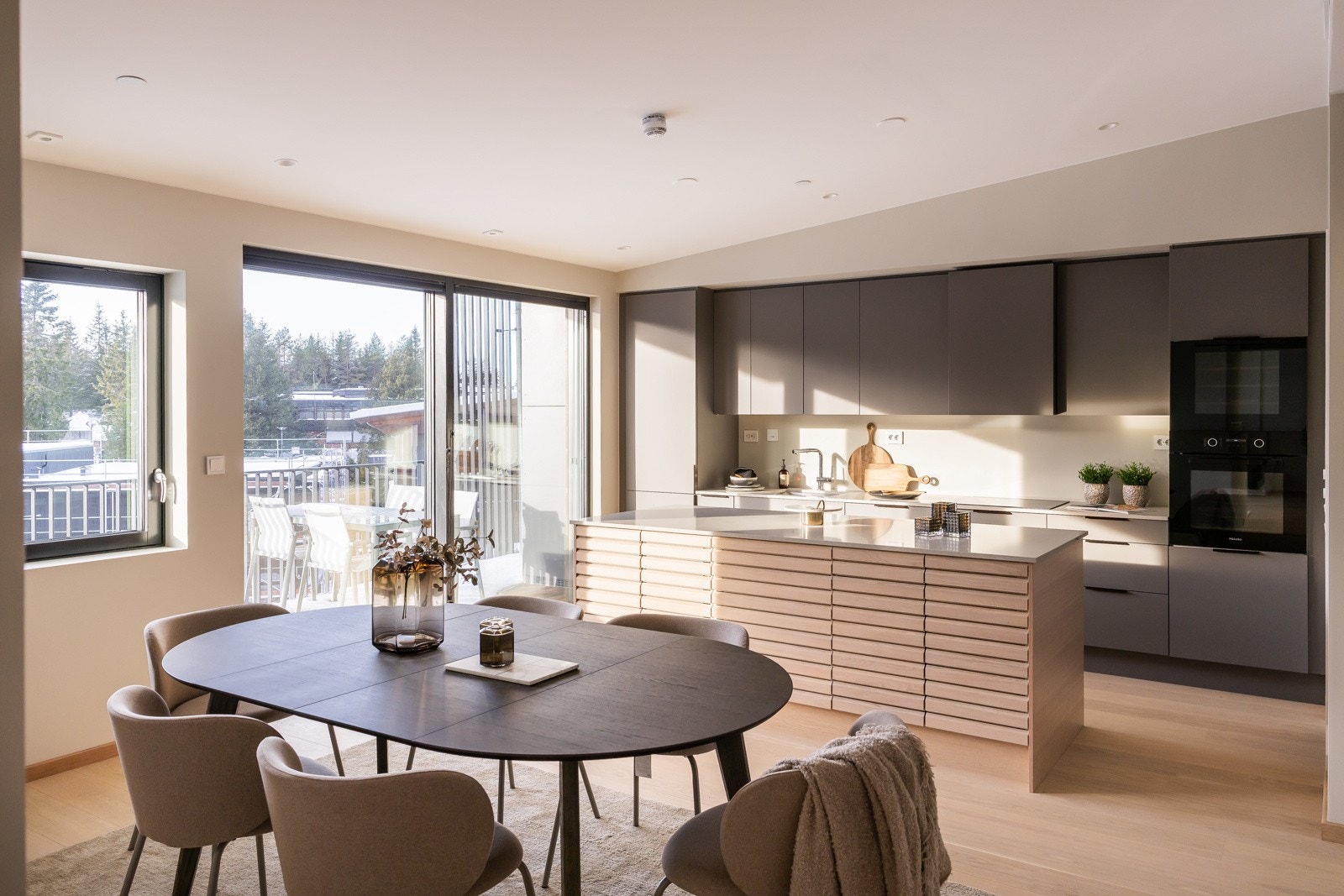 Nydelig kjøkken fra HTH med kompositt benkeplate. Herfra kan du gå ut til den store vestvendte balkongen. Foto er fra leilighet 3004 som har lik standard og planløsning. Galleribilde