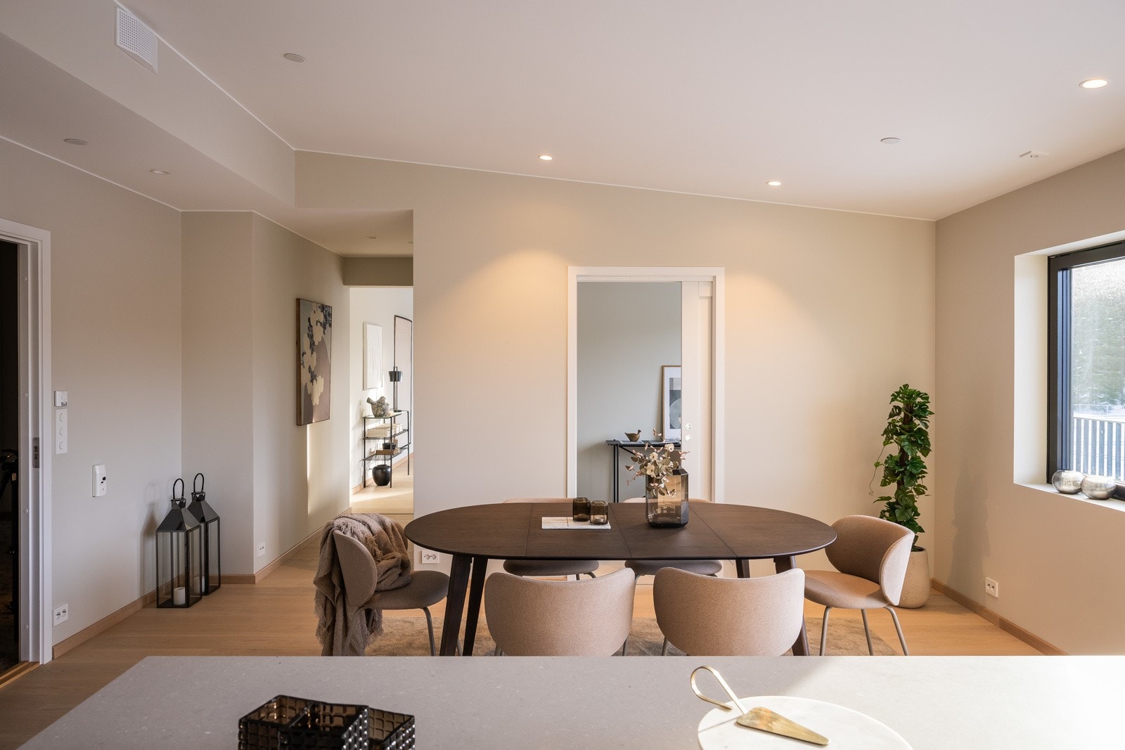 Alle gulvene er med vannboren gulvvarme som styres i hver rom, unntatt bod. På badene er det elektrisk varme i gulv. Foto er fra leilighet 3004 som har lik standard og planløsning. Galleribilde