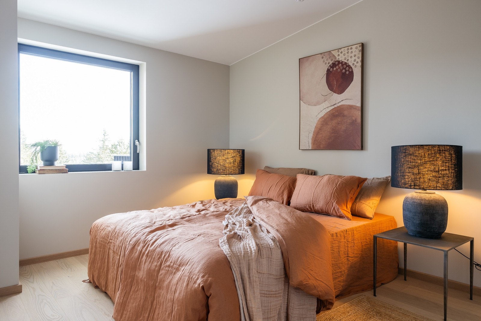 Soverom 1 har og god plass til det du måtte trenge. Foto er fra leilighet 3004 som har lik standard og planløsning. Galleribilde