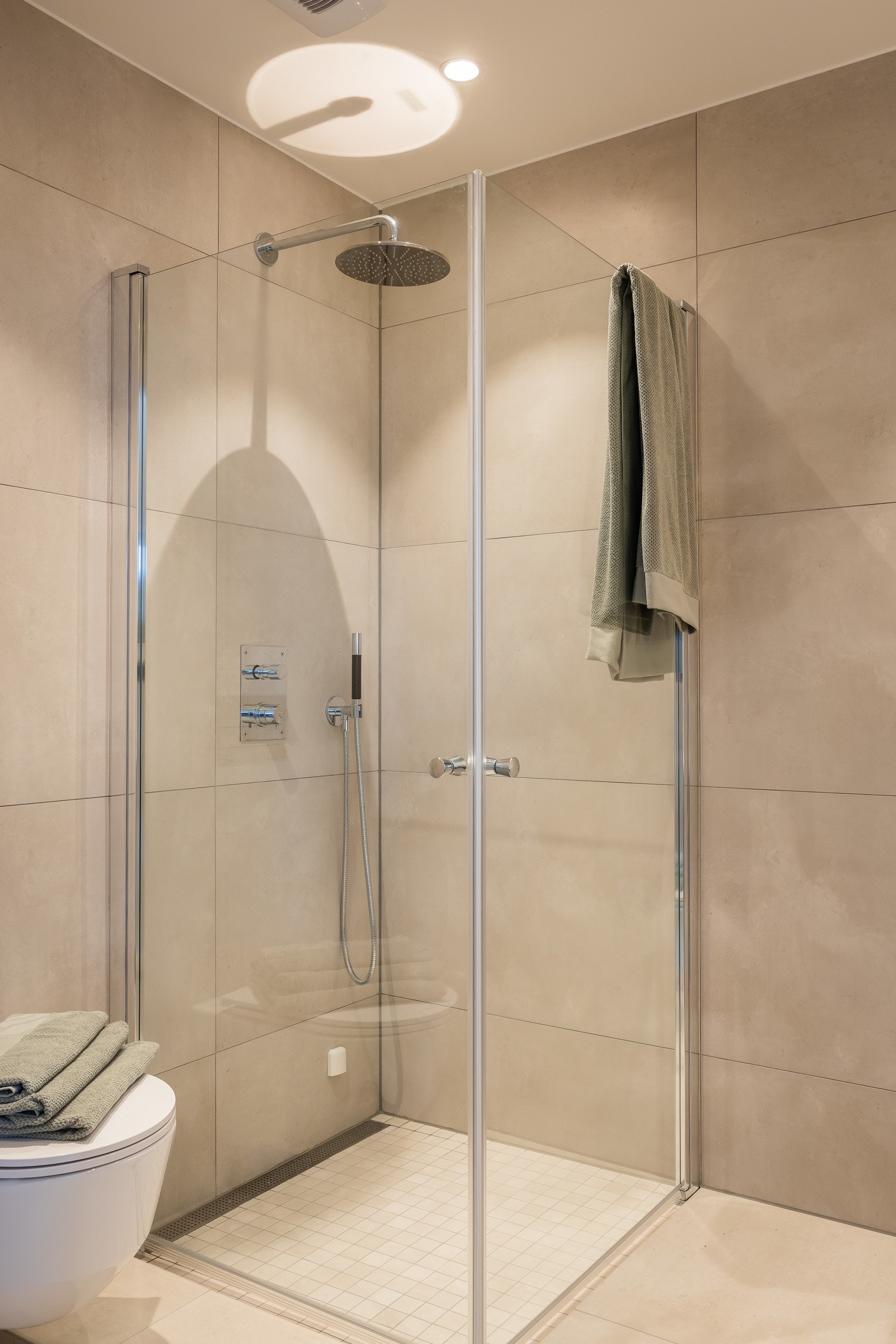 Regnfallsdusj som er veggmontert, legg merke til smakfulle detaljer. Foto er fra leilighet 3004 som har lik standard og planløsning. Galleribilde