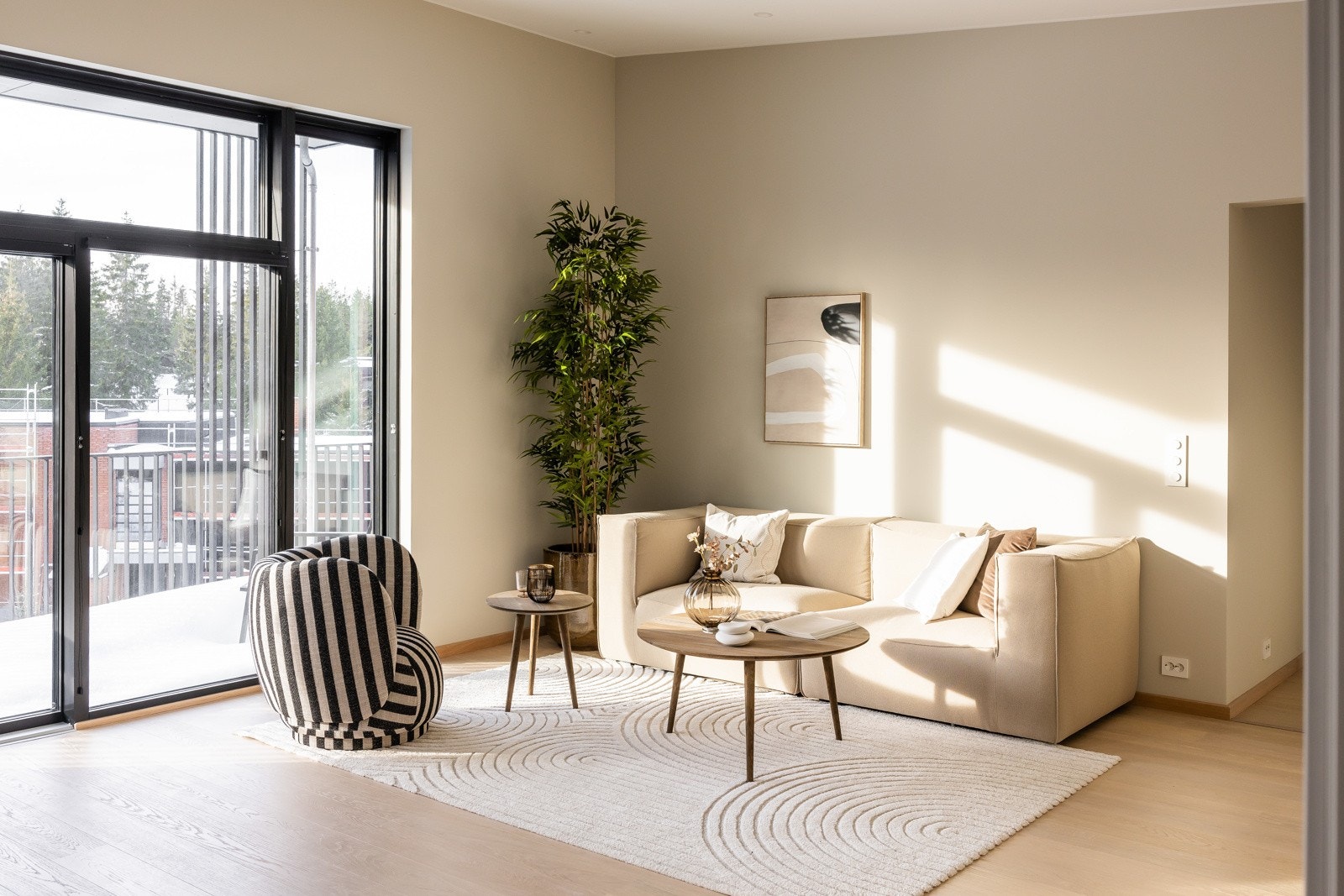 Her er det god plass til spisebord om du ikke vil ha gjestene på kjøkkenet. Foto er fra leilighet 3004 som har lik standard og planløsning. Galleribilde