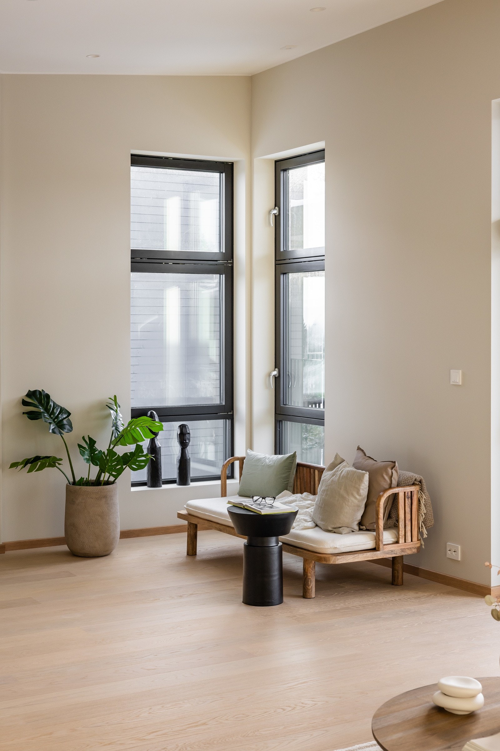 Stuen har store vinduer. Foto er fra leilighet 3004 som har lik standard og planløsning. Galleribilde