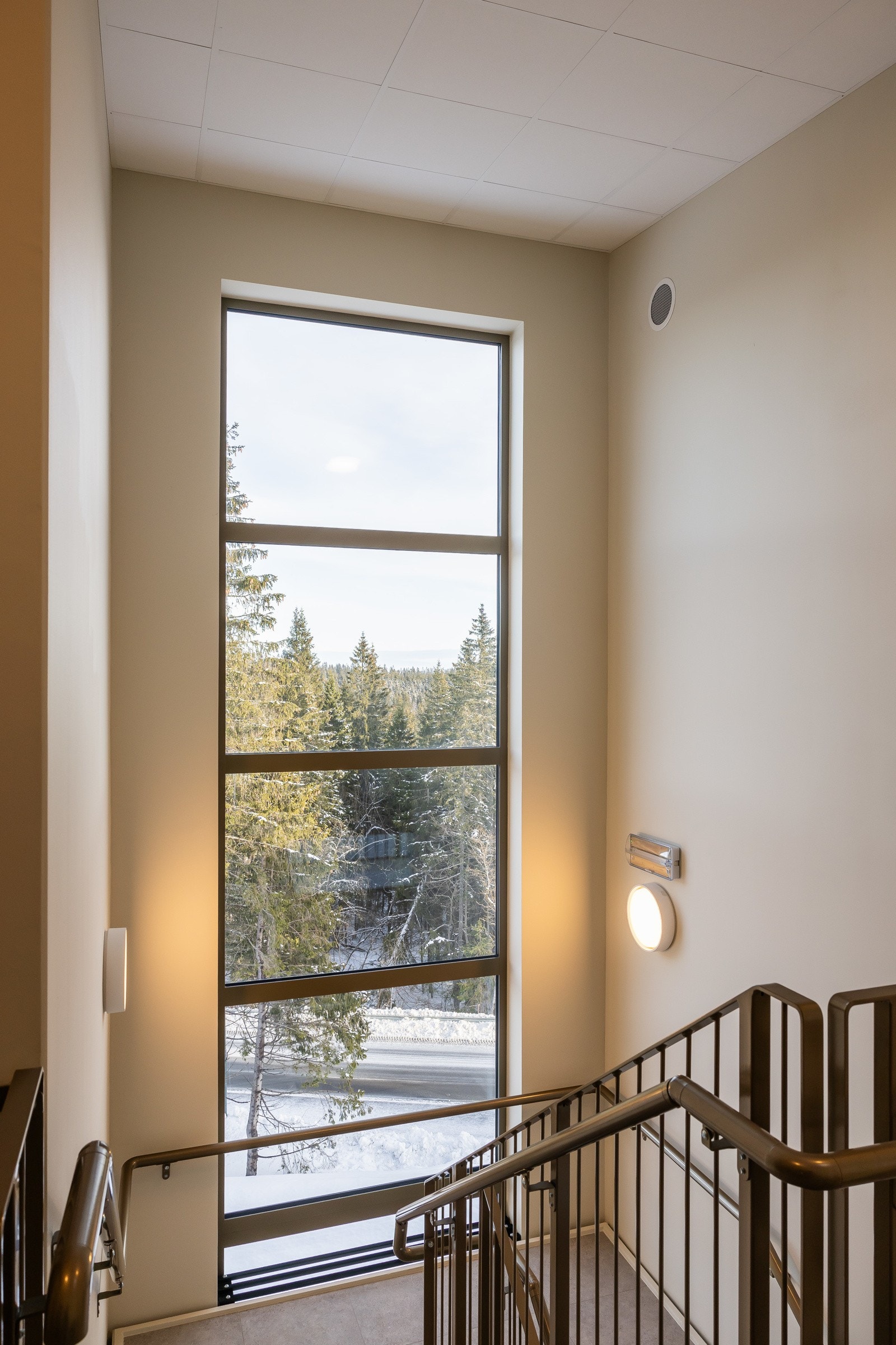 Det blir lyst i oppgangen med store vinduer i trappen. Fliser på alle gulv og trappetrinn i oppgangene til leilighetene. Galleribilde