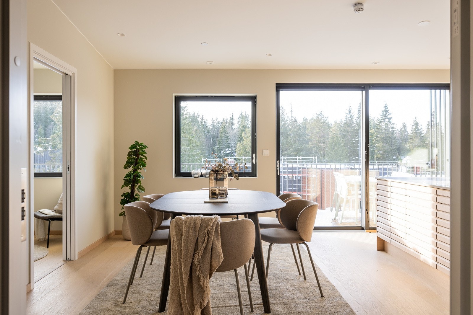 Lekkert kjøkken med spiseplass til mange. Foto er fra leilighet 3004 som har lik standard og planløsning. Galleribilde