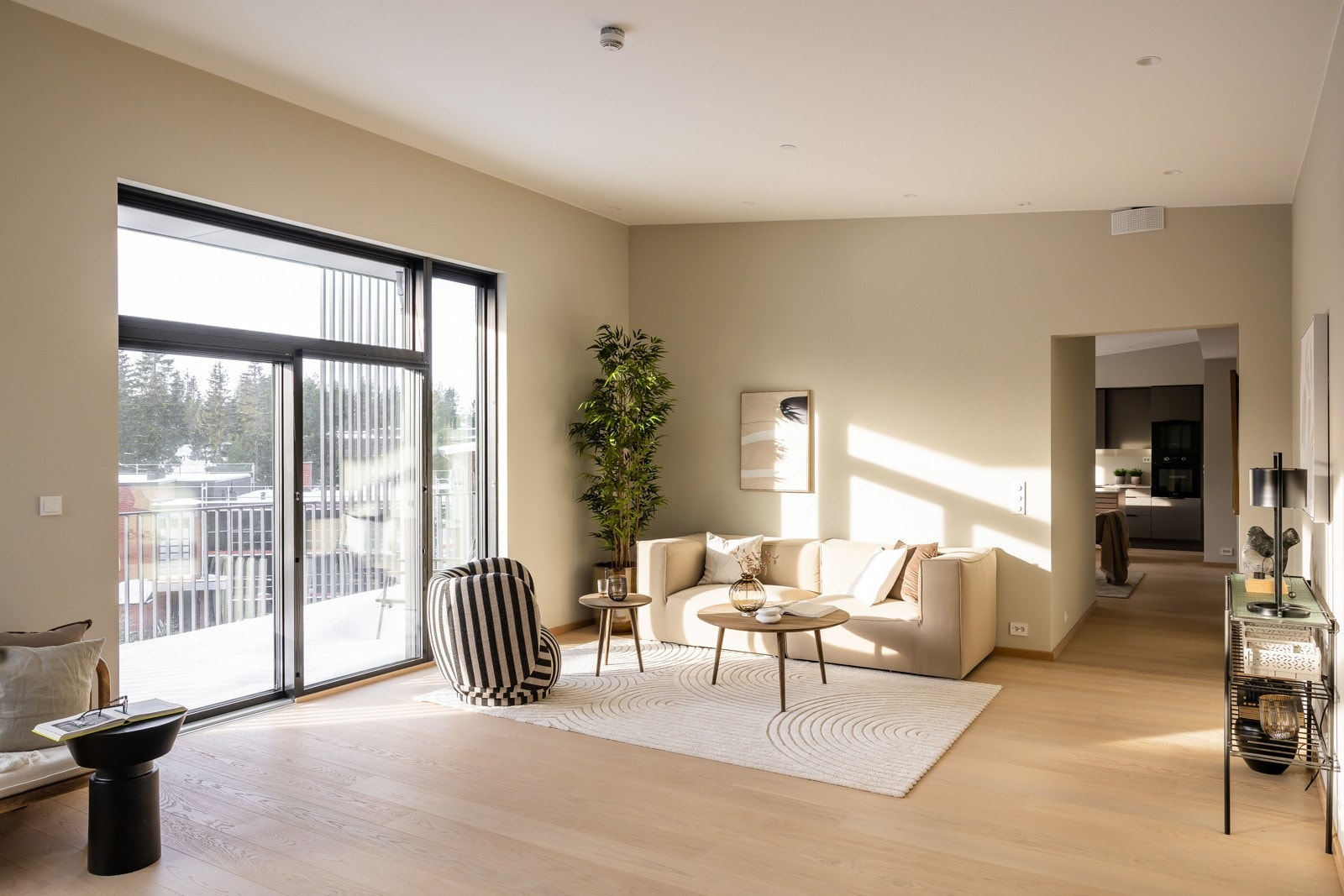 Fra stuen er det også skyvedør til den store solrike balkongen. Foto er fra leilighet 3004 som har lik standard og planløsning. Galleribilde