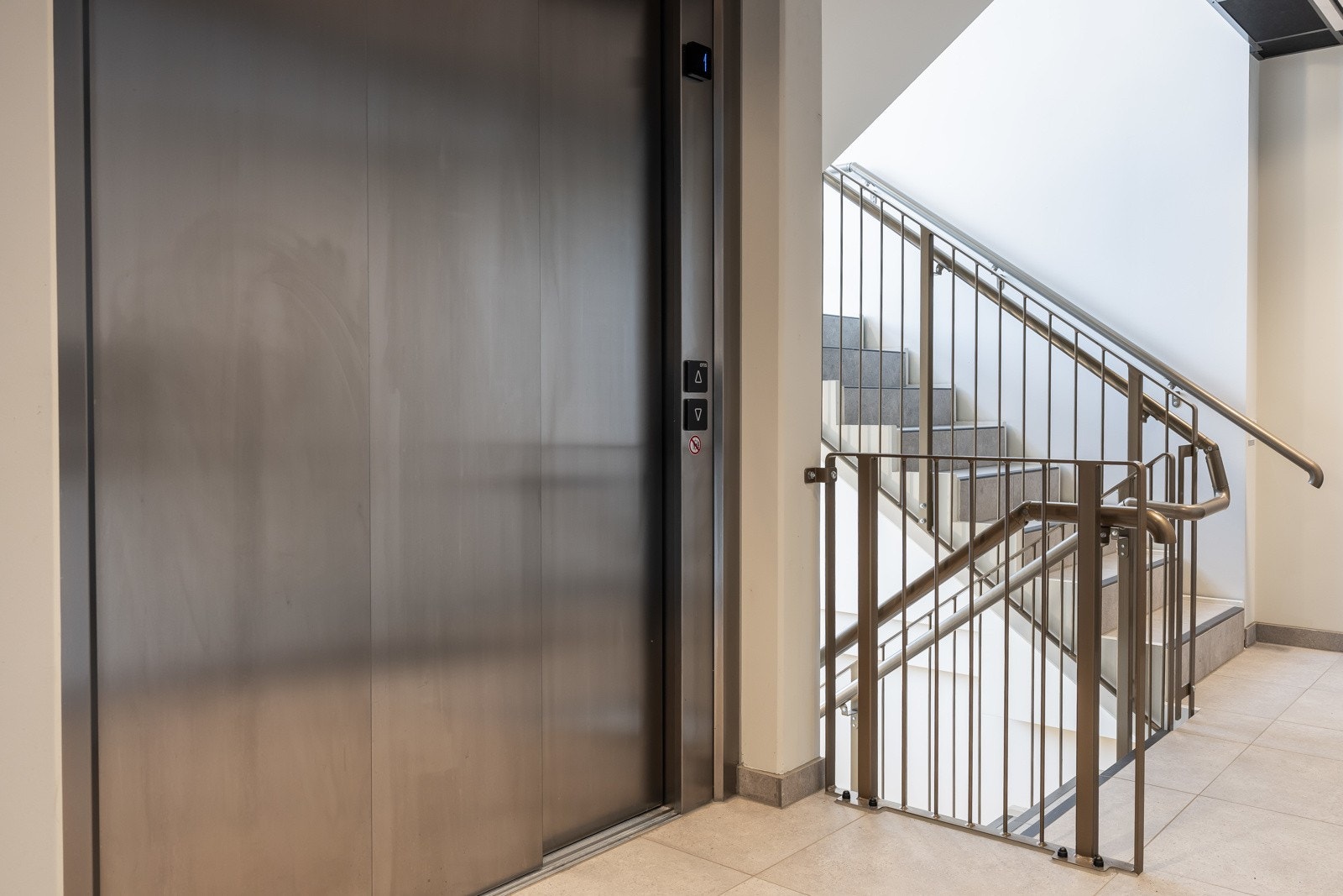 Leilighetsbyggene har heis til alle etasjer. Galleribilde