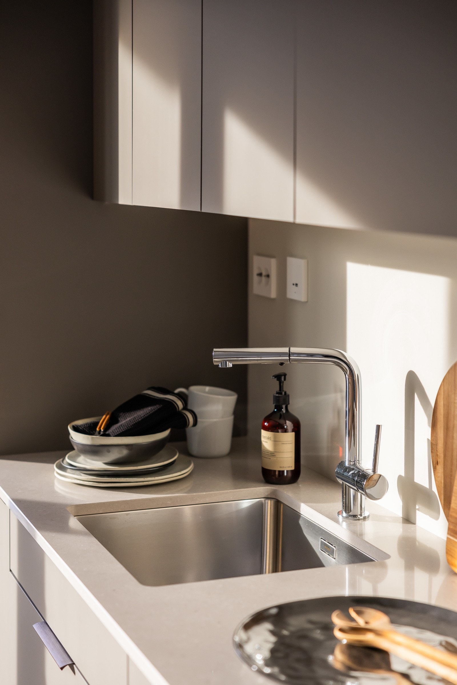 Kompositt benkeplate i fargen sandsten. Foto er fra leilighet 3004 som har lik standard og planløsning. Galleribilde