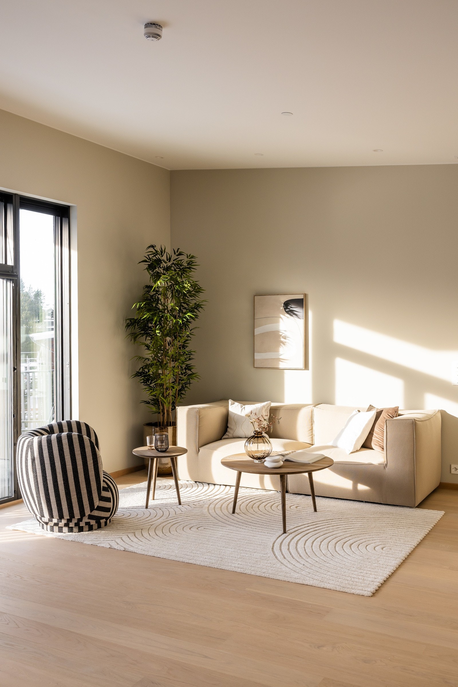 Stuen har, som de fleste andre rommene skråtak med flott takhøyde. Foto er fra leilighet 3004 som har lik standard og planløsning. Galleribilde