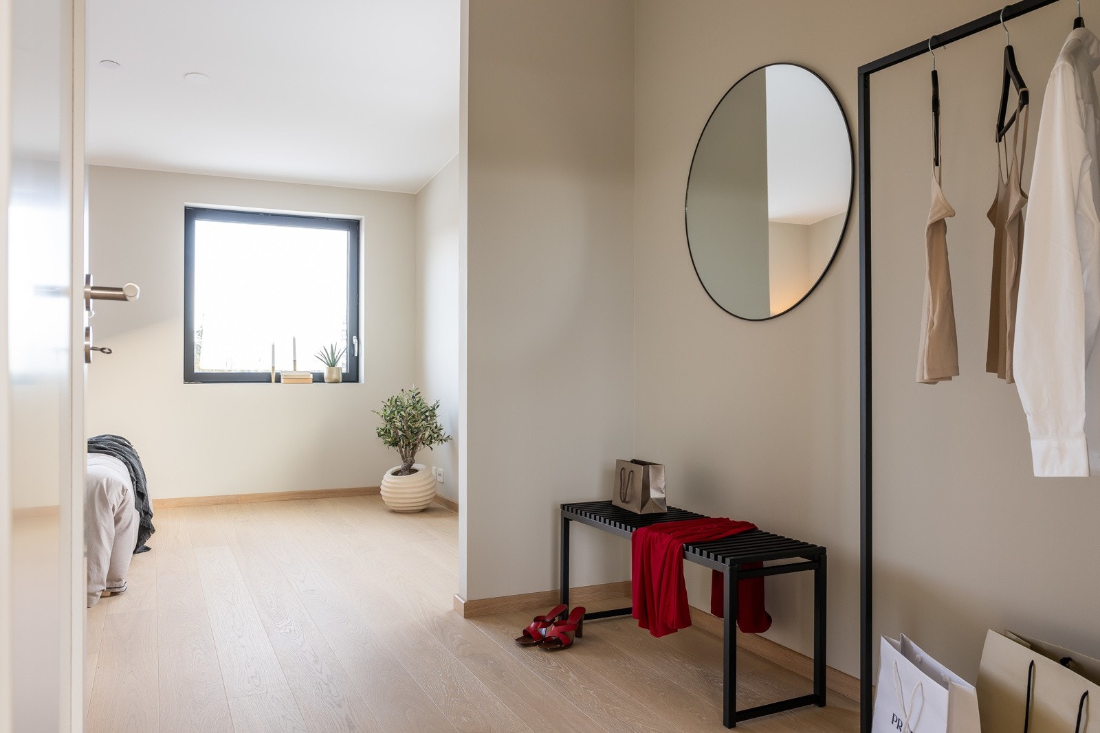 I leilighetene er soverom 2 en egen suite med egen plass for garderober, eget bad og utgang til balkong. Foto er fra leilighet 3004 som har lik standard og planløsning. Galleribilde