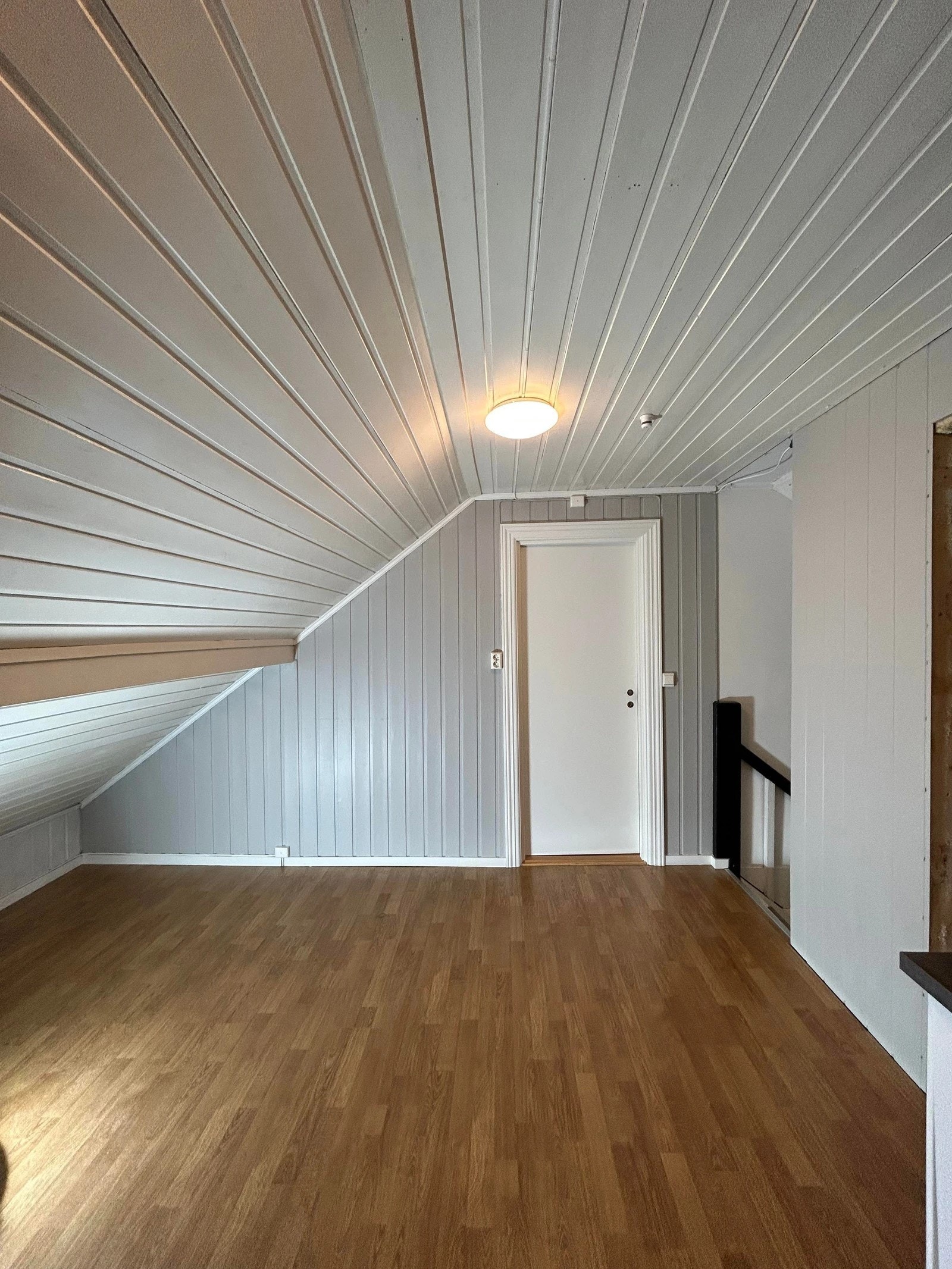 Her er det møblert med spisebord og spisestoler. Galleribilde