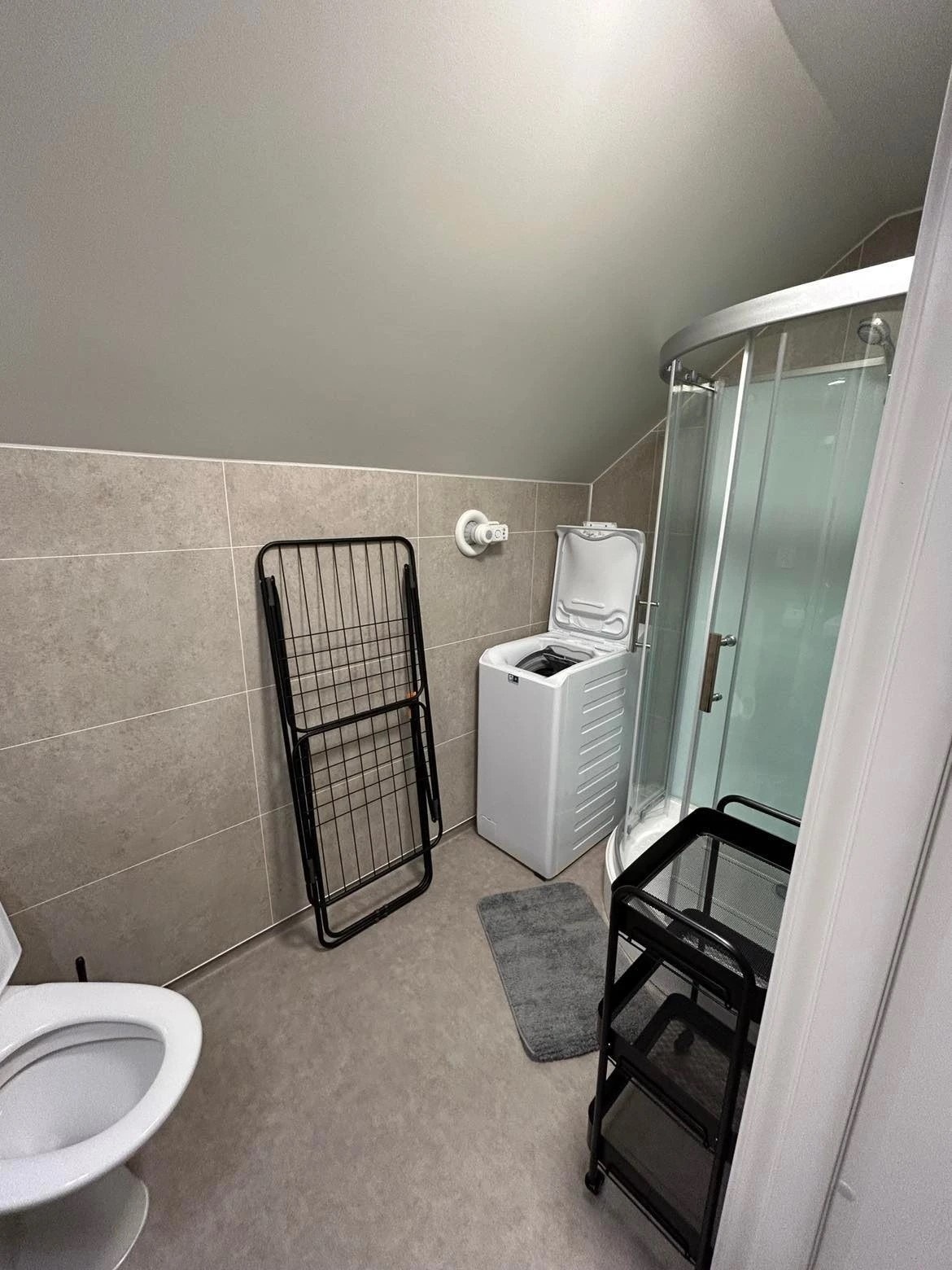 Bad med dusj og vaskemaskin Galleribilde