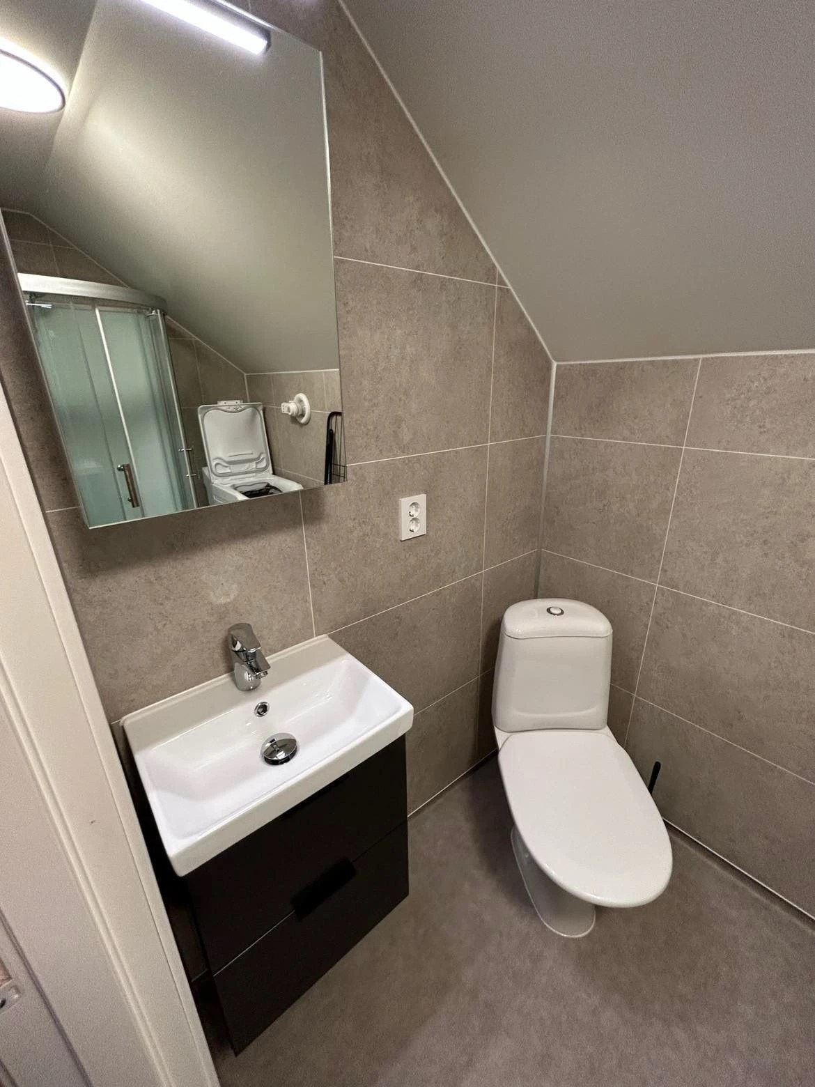 Bad med dusj og vaskemaskin Galleribilde