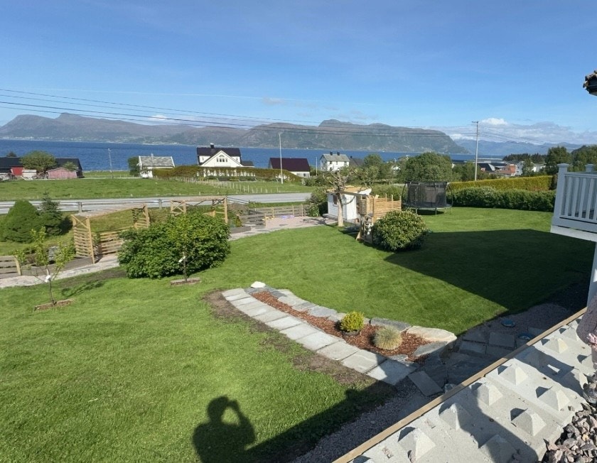 Uteområde sjarmerande og triveleg, flott utsikt mot fjord og fjell Galleribilde