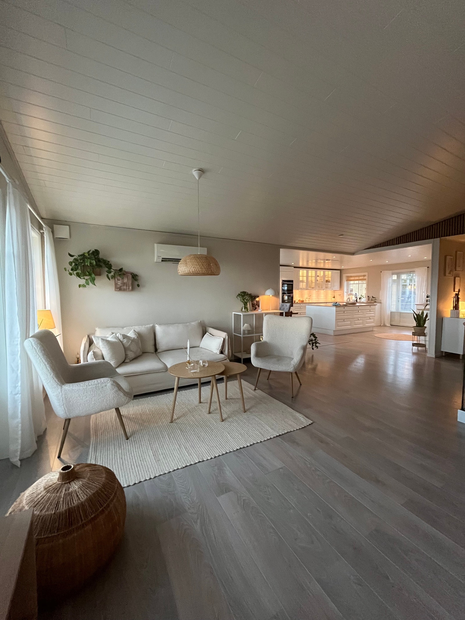 Lys og triveleg stue med open løsning til kjøkken Galleribilde