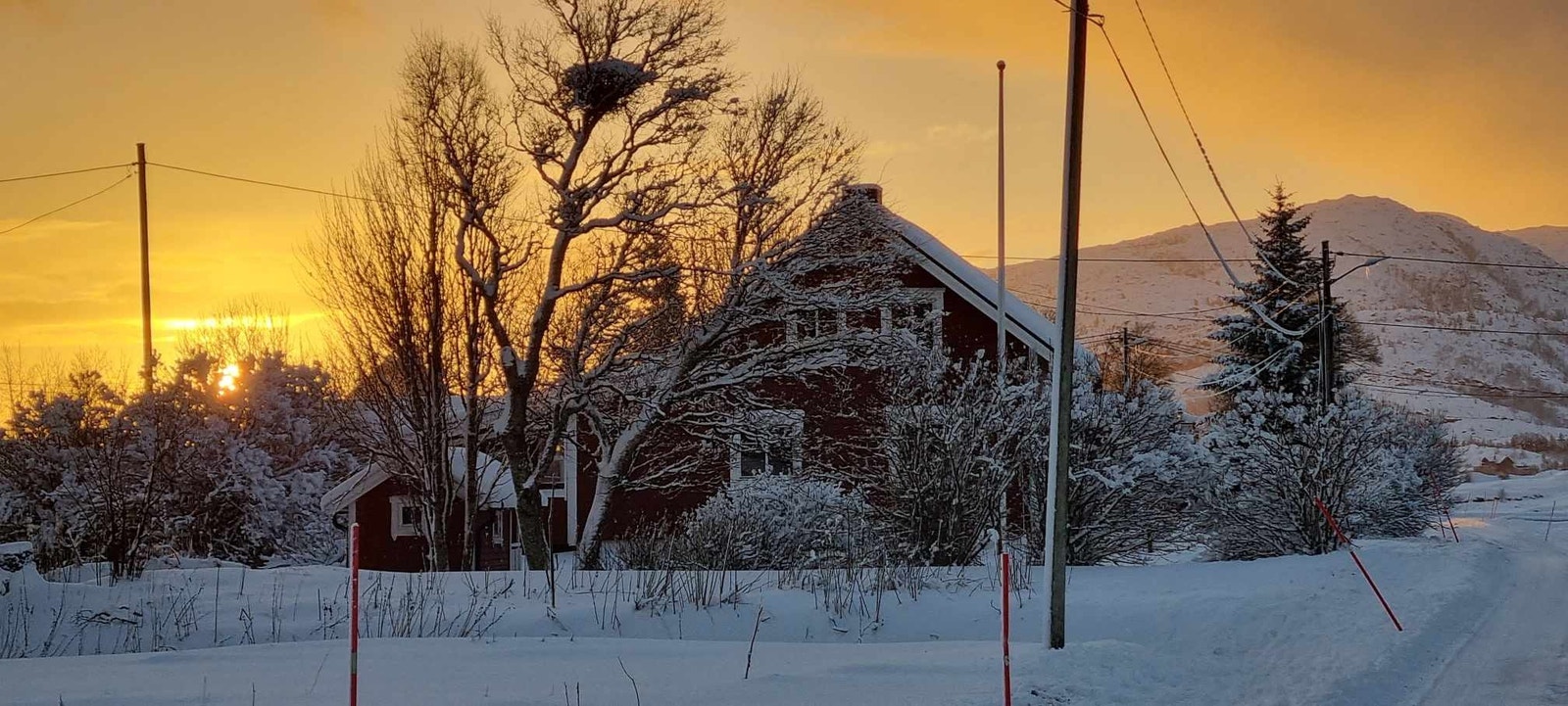 Koselig hus med stor hage Galleribilde