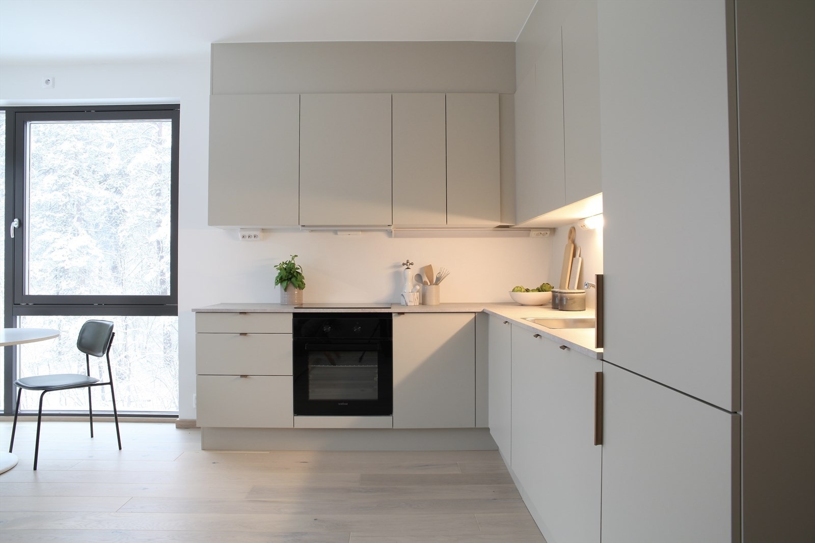 Kjøkkenet er romslig med god oppbevaringsplass og har en varm beigefarget tone. Galleribilde