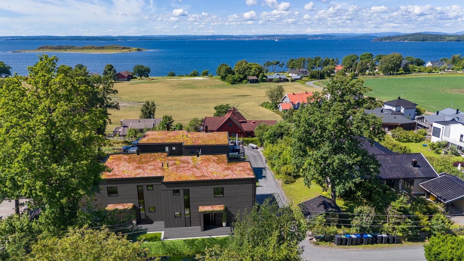 Baugsåsen på Feste i Moss er et nydelig boligområde i landlige og idylliske omgivelser. Med vestvendte verandaer i flere etasjer byr boligen på flott, uforstyrret utsikt mot Oslofjorden og en solrik tomt. Galleribilde
