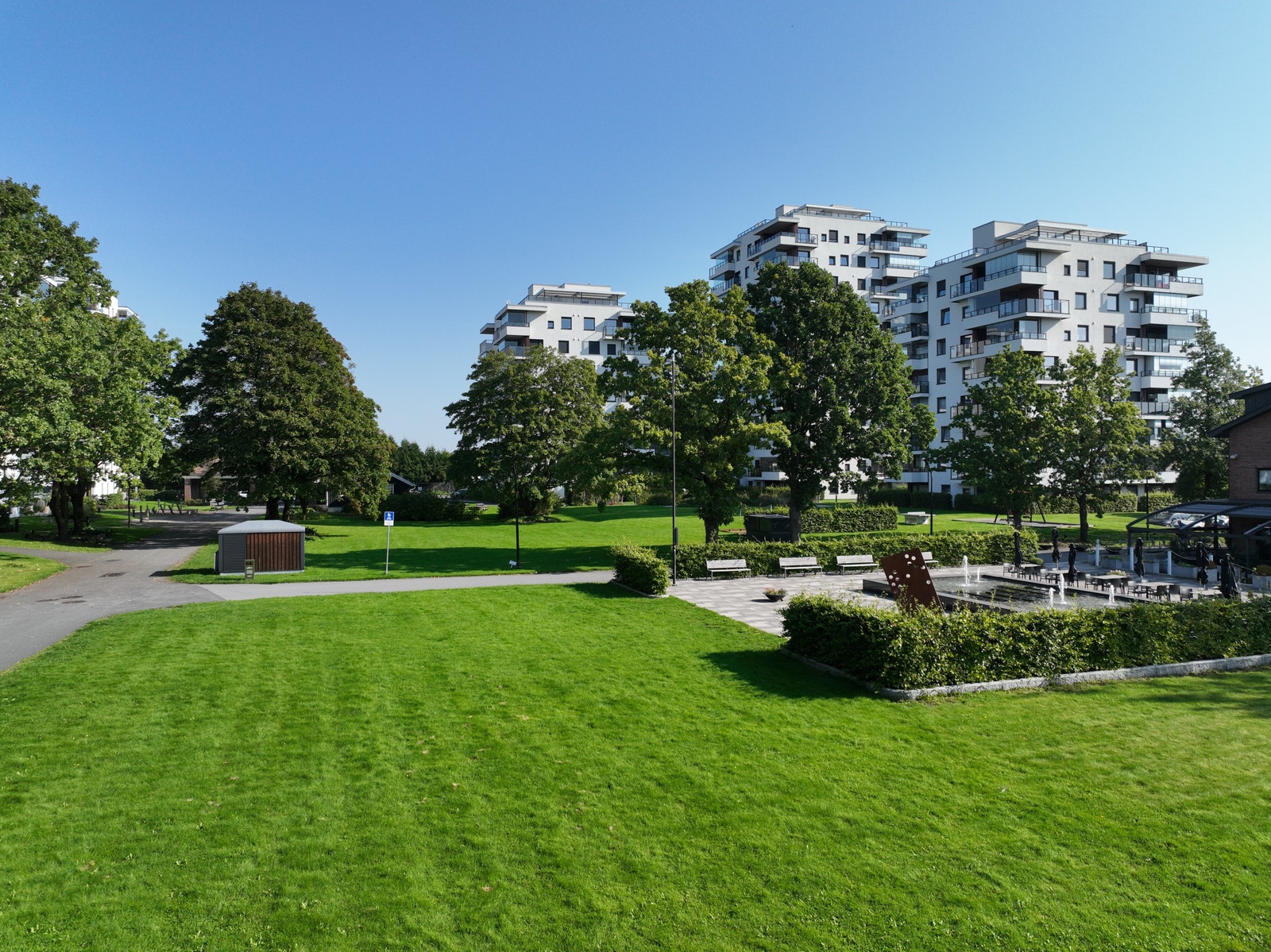 Rosenvinge Park er en skjermet, grønn lunge, tilbaketrukket men sentralt plassert på Høyda Galleribilde