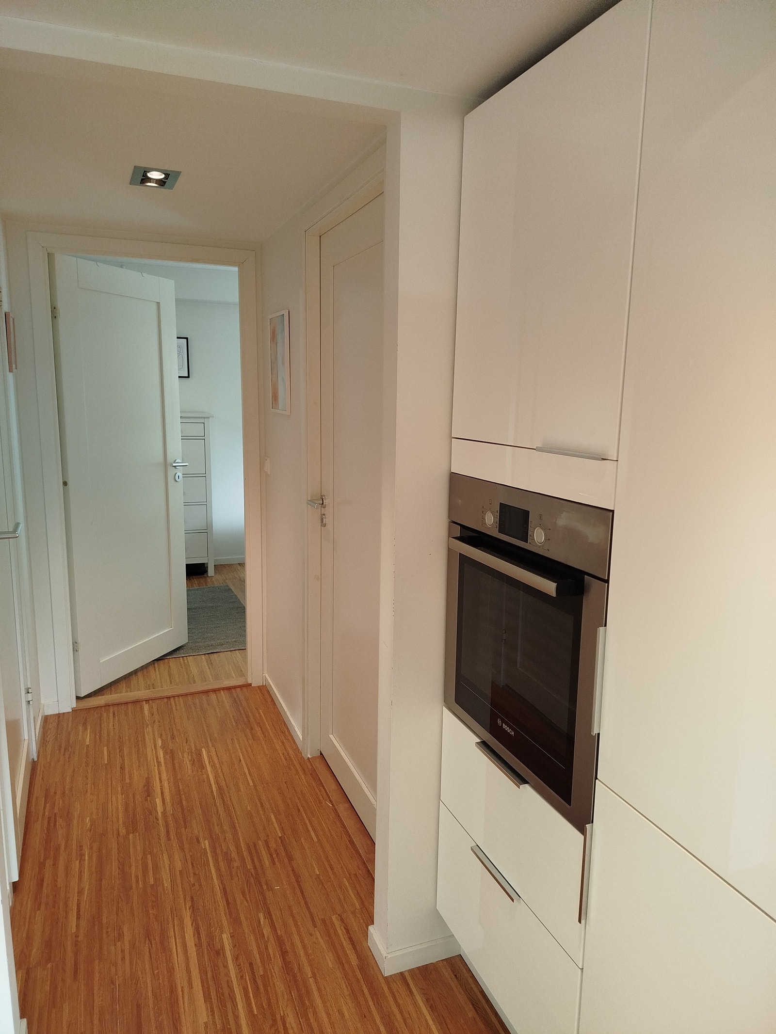 Fra kjøkken og innover i leiligheten Galleribilde