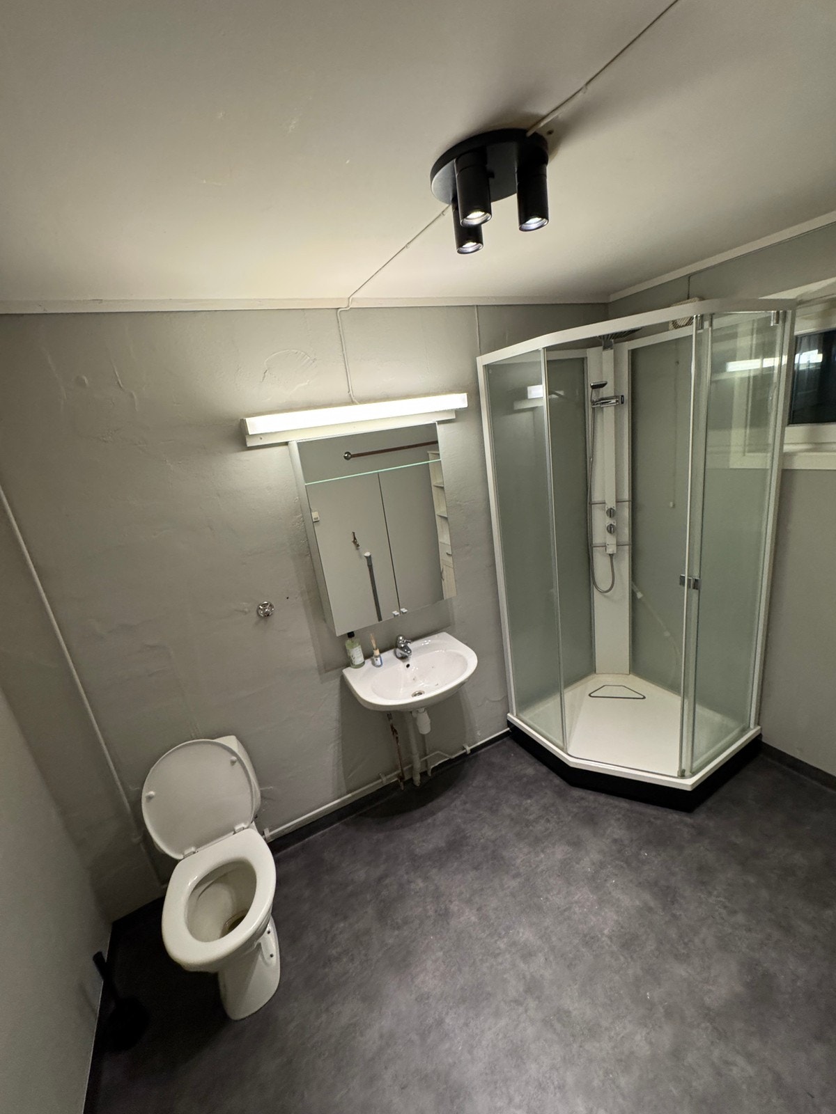 Bad med vaskemaskin Galleribilde