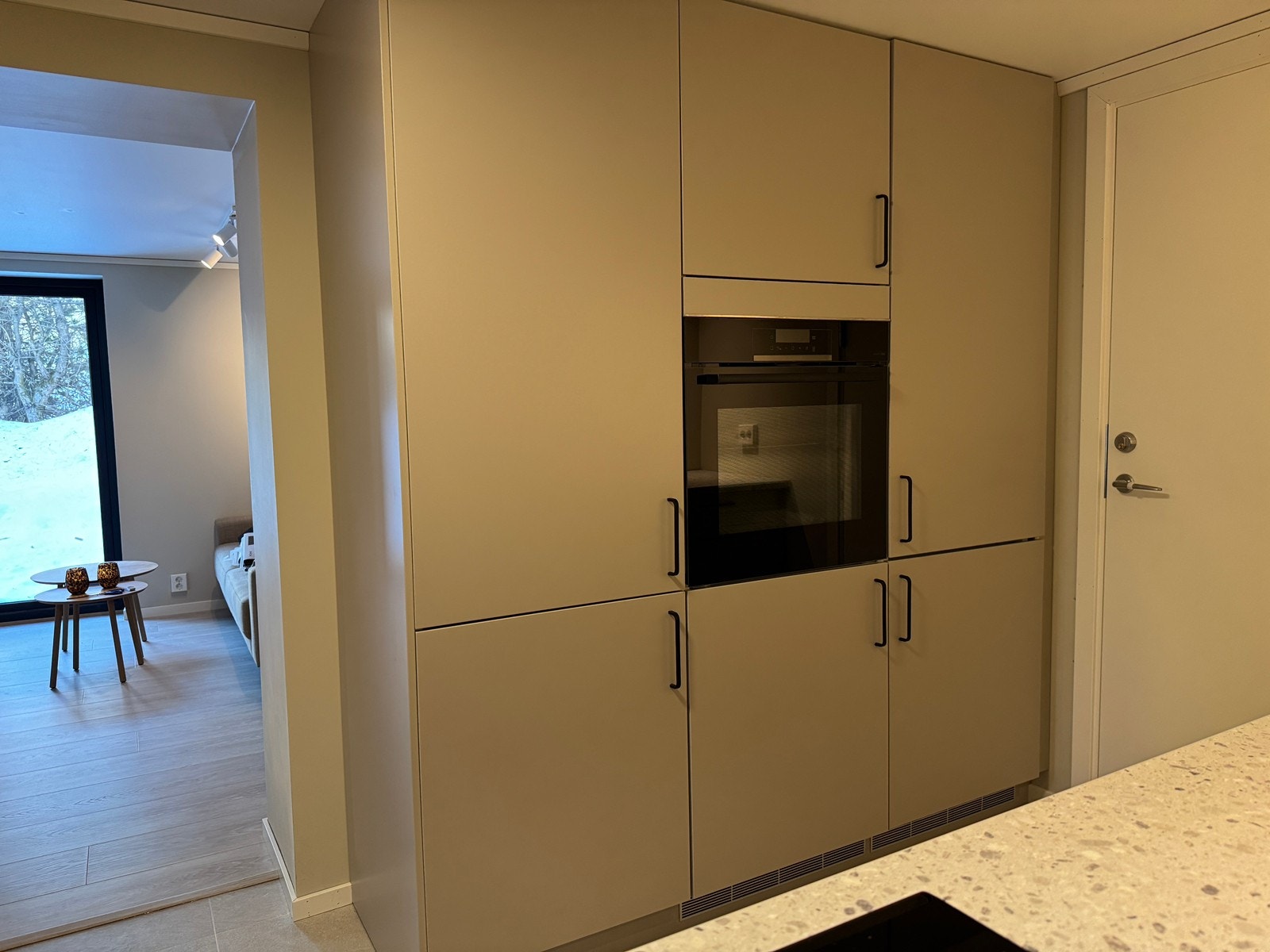 Kjøkken med integrert stekeovn og kjøleskap/fryser Galleribilde