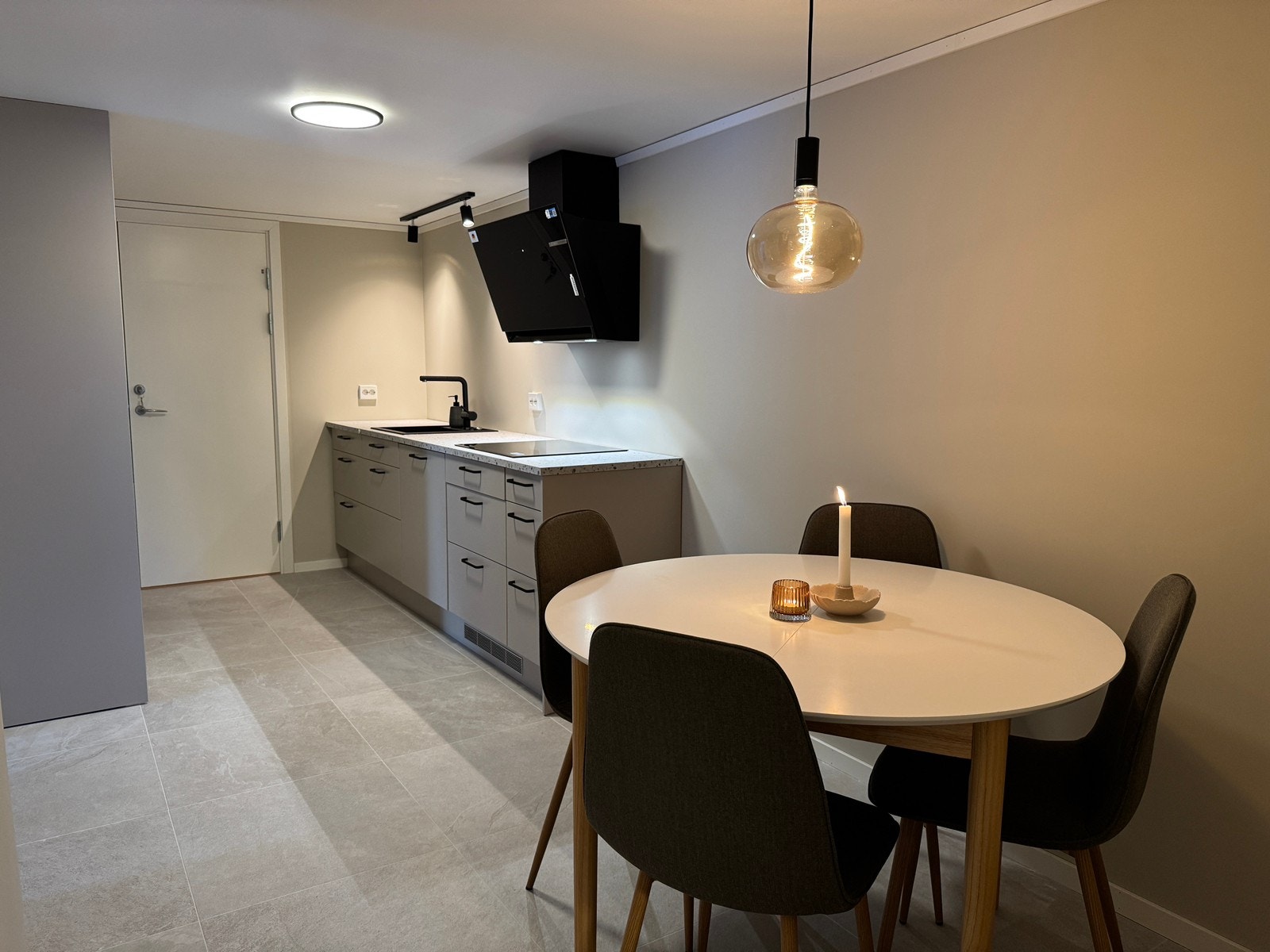 Kjøkken/spisebord Galleribilde