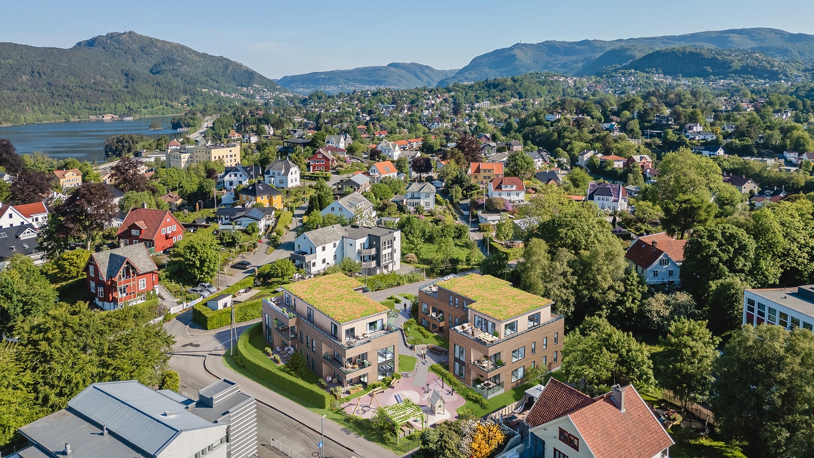 Oversiktsbilde viser de to bygningskroppene og den flotte beliggenheten. Rolig og tilbaketrukket, samtidig sentralt. Galleribilde