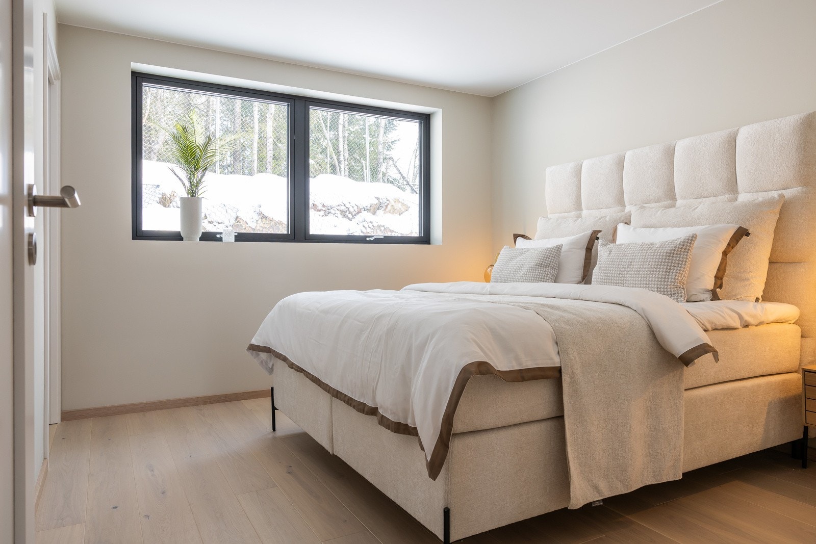 Hovedsoverommet er lunt med utsikt til skogen, foto fra Ullveien 60 Galleribilde