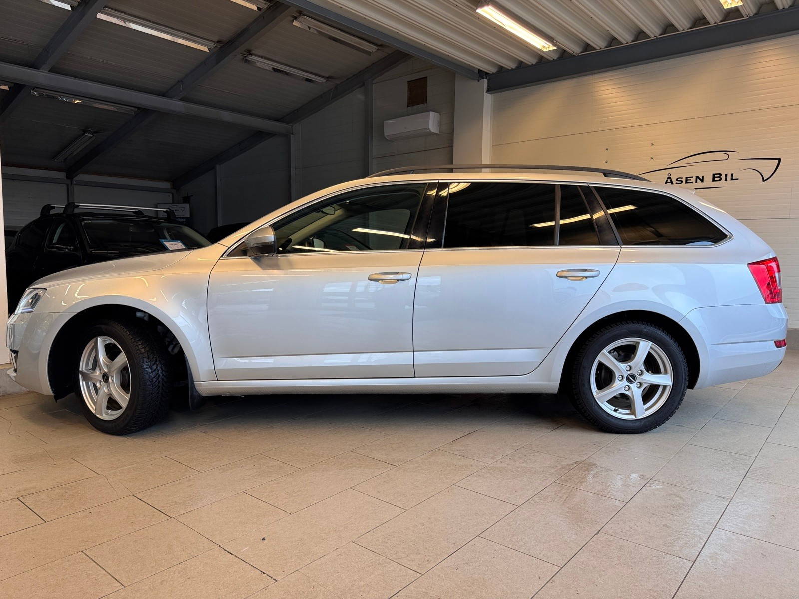 Skoda Octavia 1.6-TDI-110HK-DSG/AUT*XENON/LED*CRUISE*DAB*BT*MULTIRATT 2